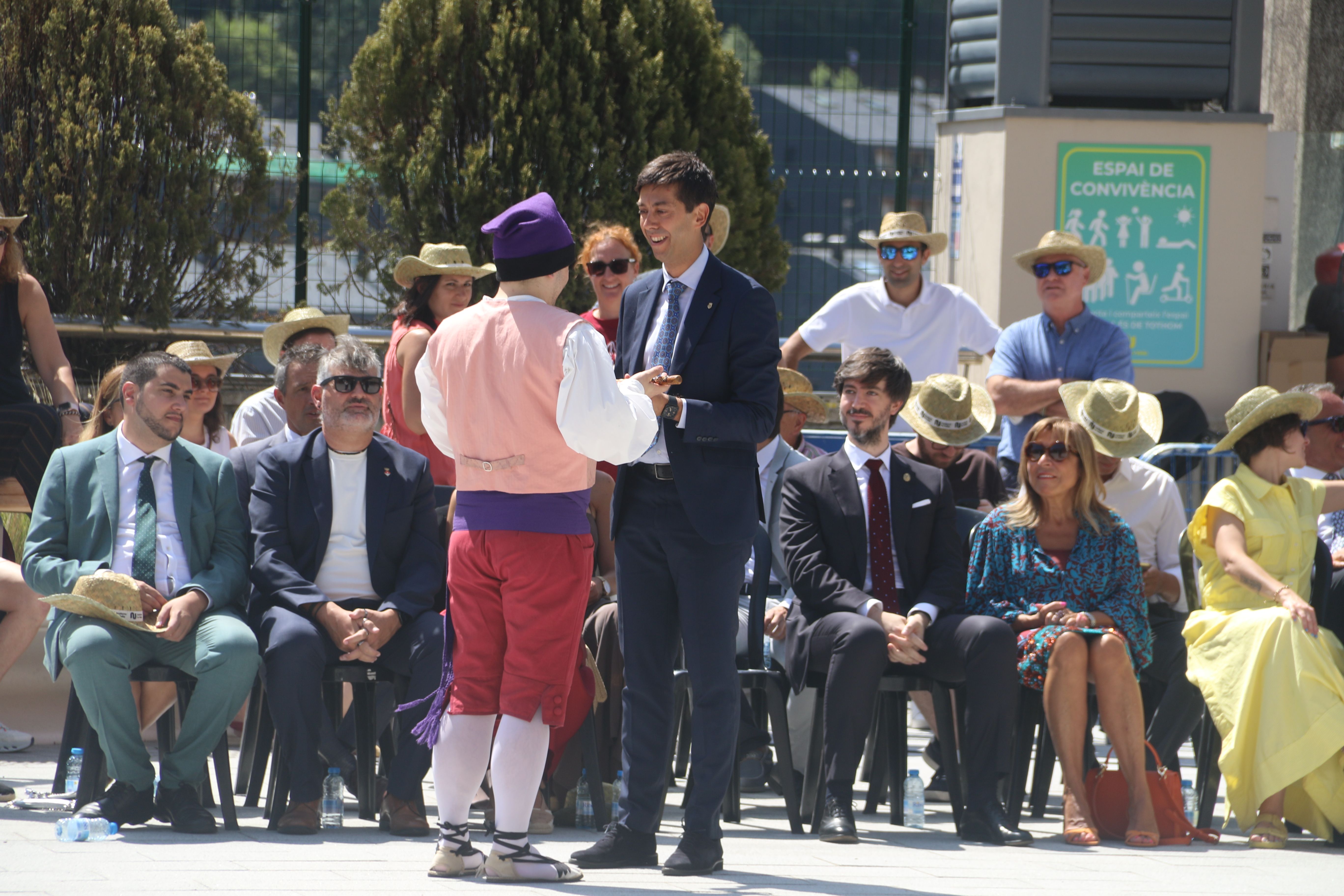 El cònsol entrega la vara de comandament al 'capità' de l'esbart. El cònsol entrega la vara de comandament al 'capità' de l'esbart.
