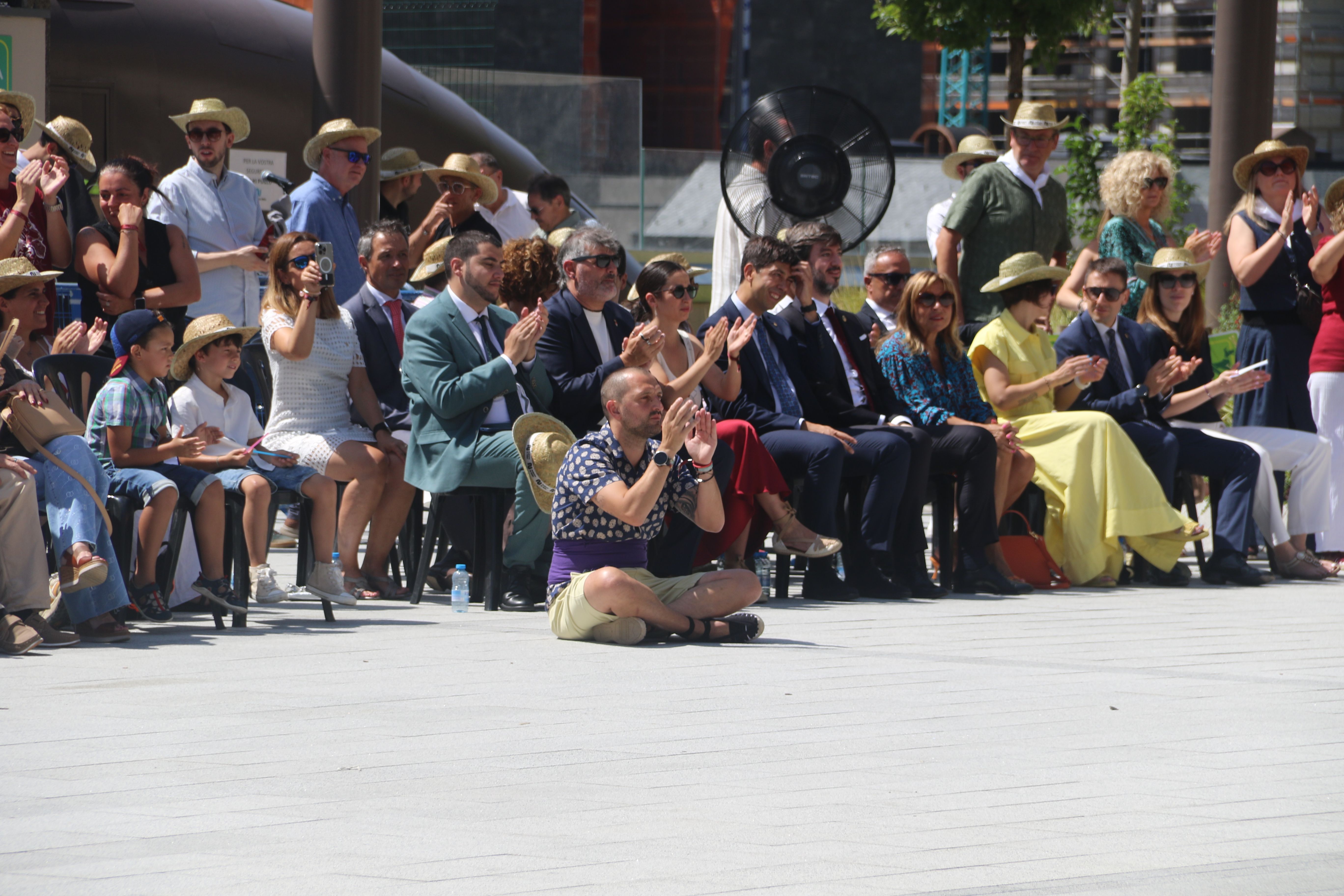 Jordi Almeyda estant al cas d'un dels balls assegut enmig de la plaça. Jordi Almeyda estant al cas d'un dels balls assegut enmig de la plaça.