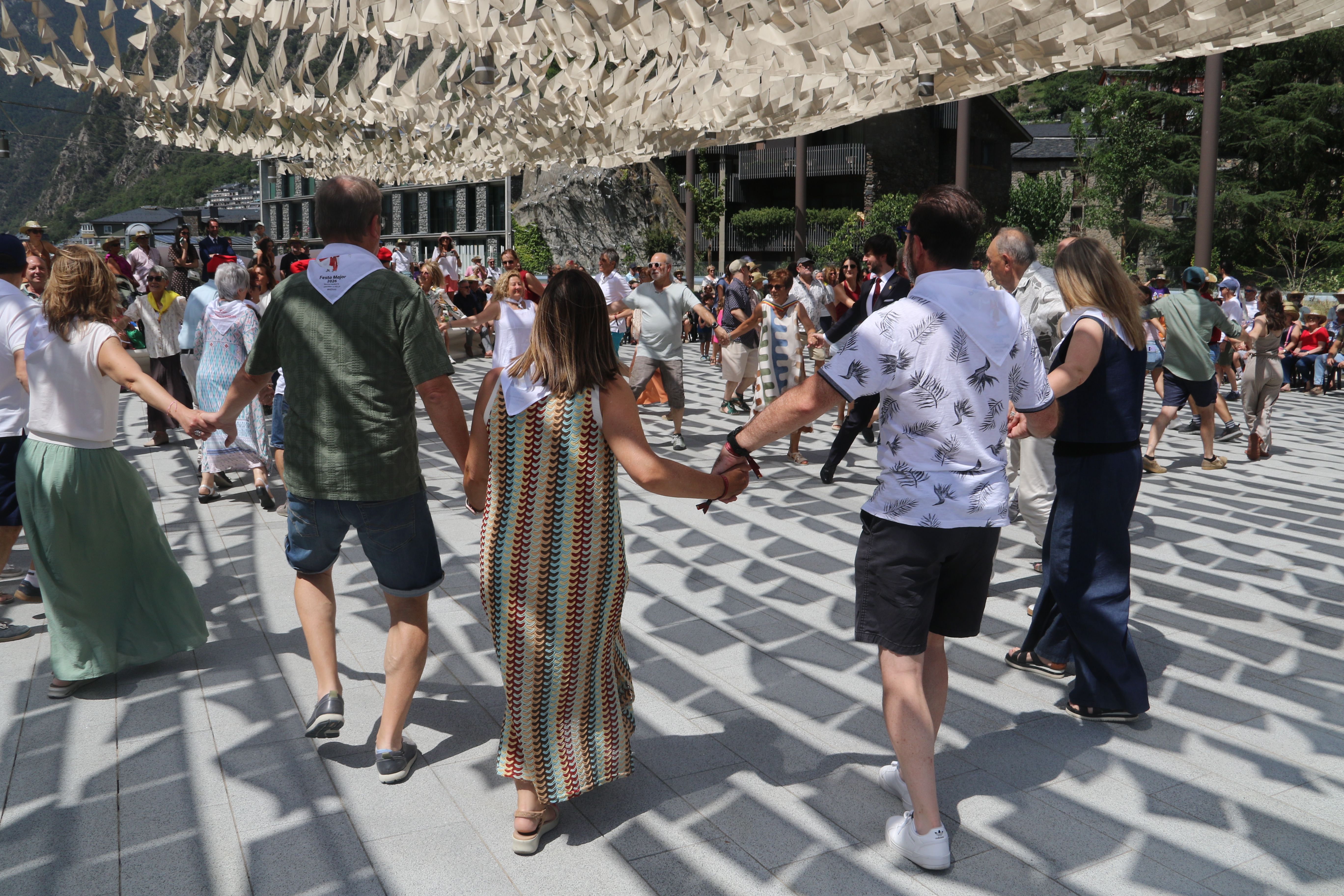 Un moment del contrapàs obert a les autoritats i ciutadans. Un moment del contrapàs obert a les autoritats i ciutadans.