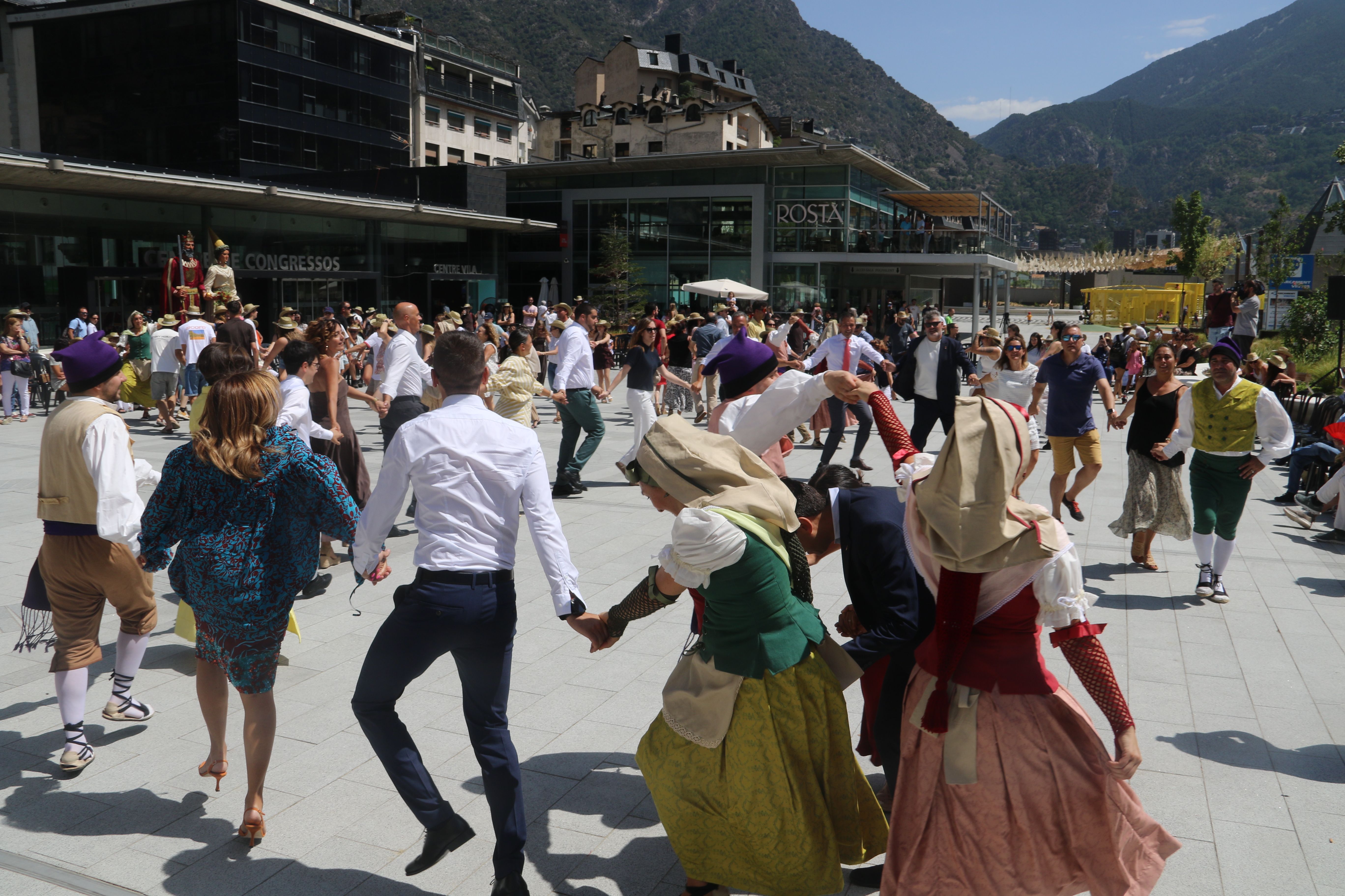 Un moment del contrapàs obert a les autoritats i ciutadans. Un moment del contrapàs obert a les autoritats i ciutadans.