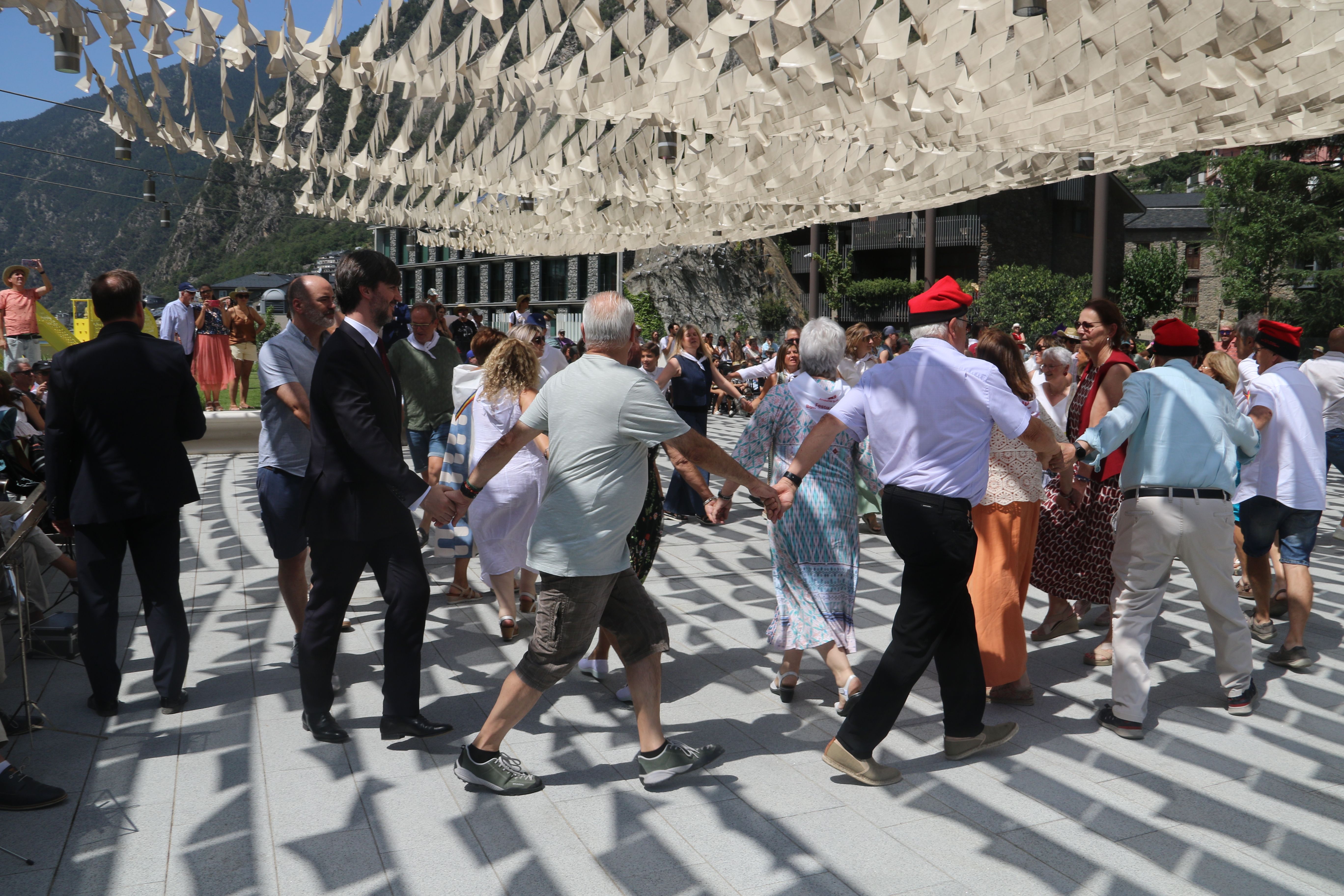 Un moment del contrapàs obert a les autoritats i ciutadans. Un moment del contrapàs obert a les autoritats i ciutadans.
