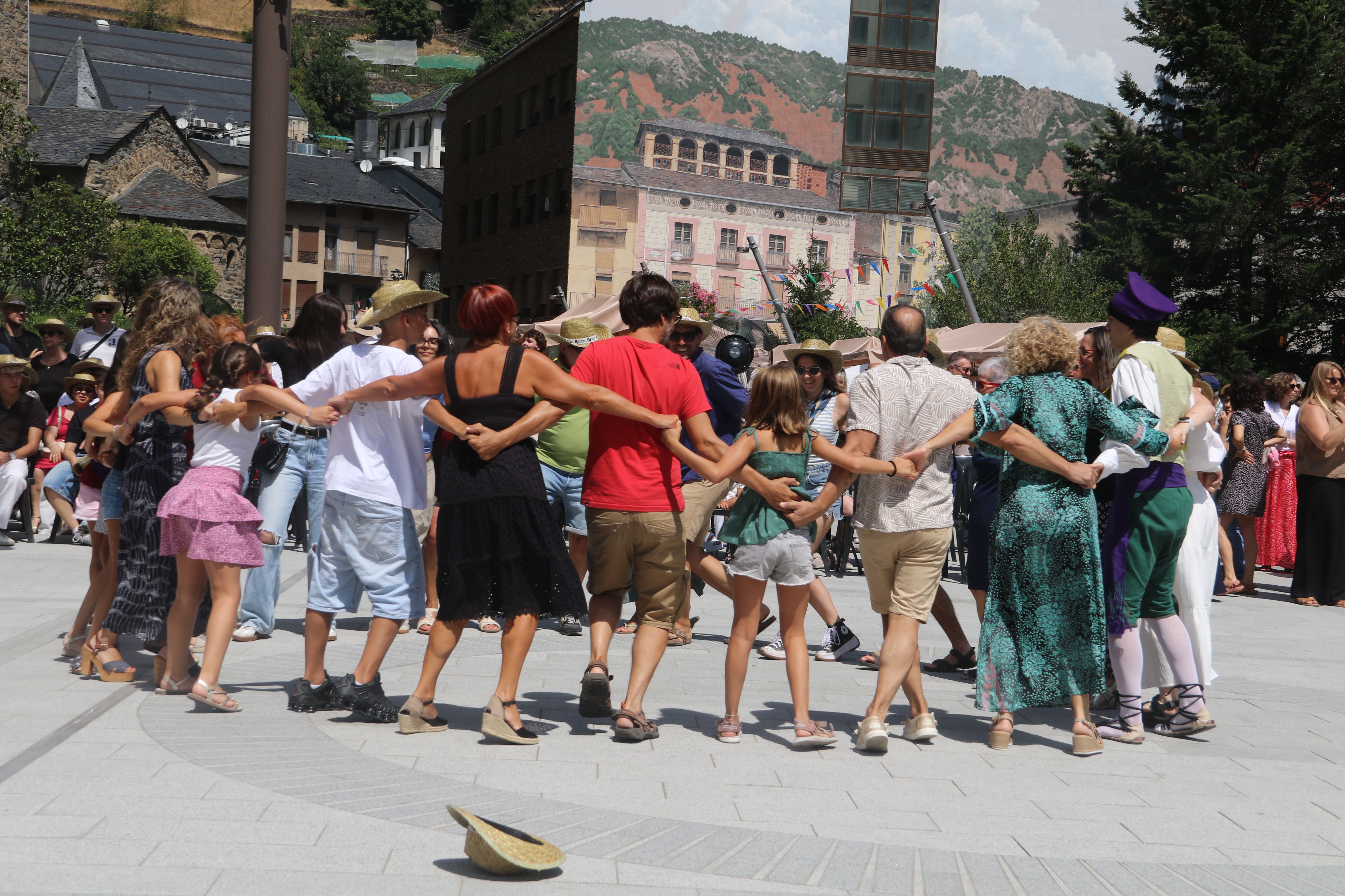 Un moment del contrapàs obert a les autoritats i ciutadans. Un moment del contrapàs obert a les autoritats i ciutadans.