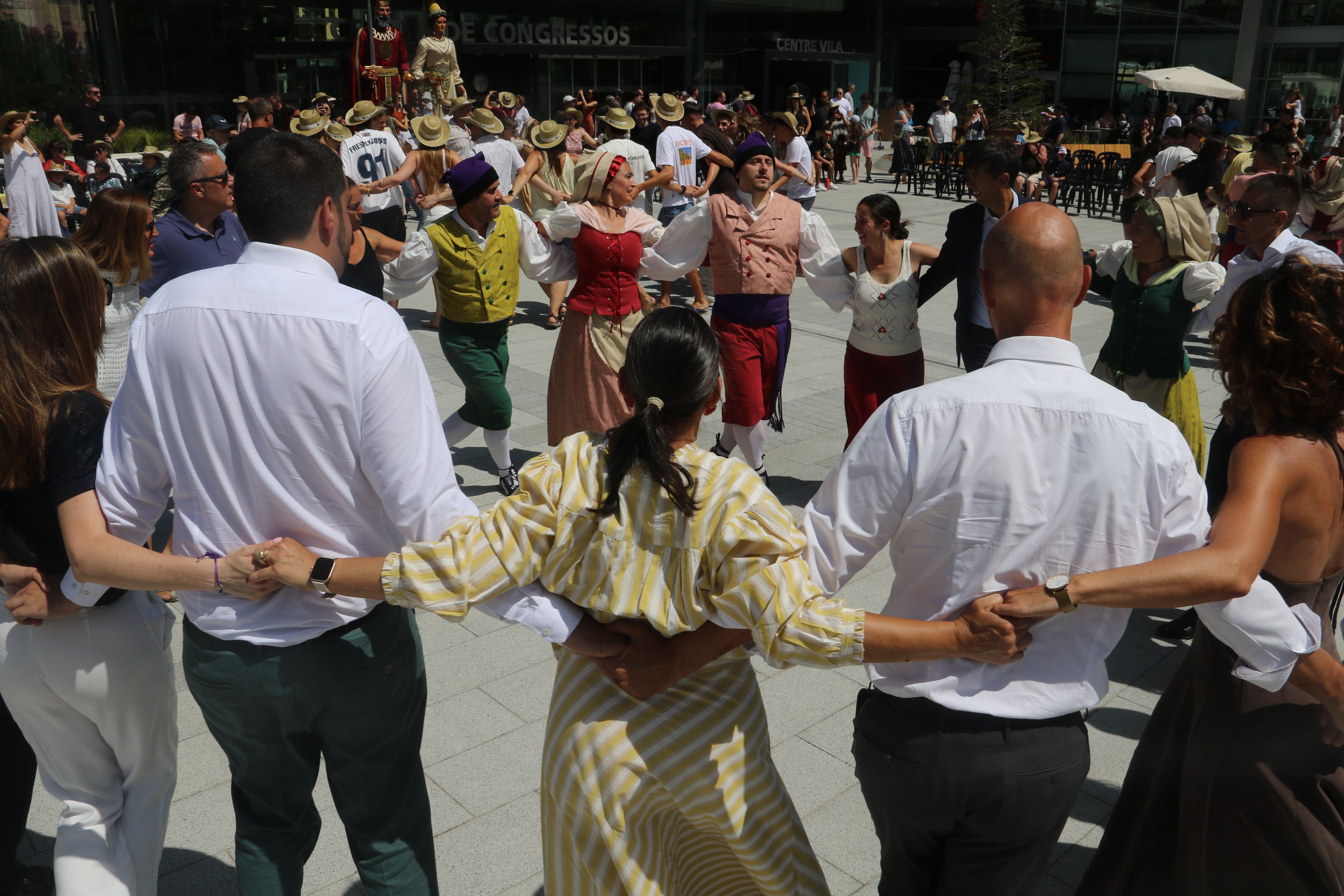 Un moment del contrapàs obert a les autoritats i ciutadans. Un moment del contrapàs obert a les autoritats i ciutadans.