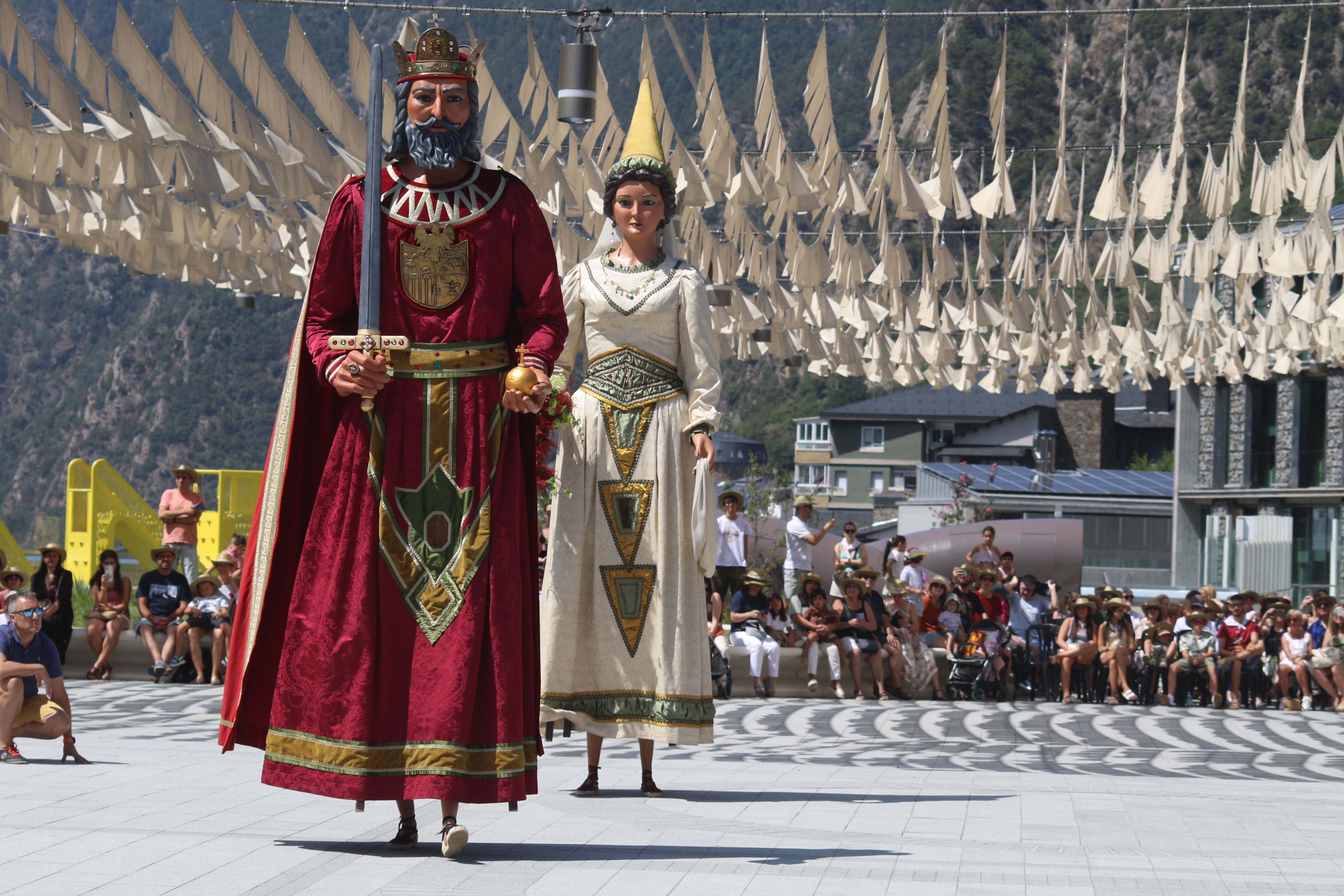 Carlemany i Ermesenda durant els compassos suaus del ball de festa major. Carlemany i Ermesenda durant els compassos suaus del ball de festa major.