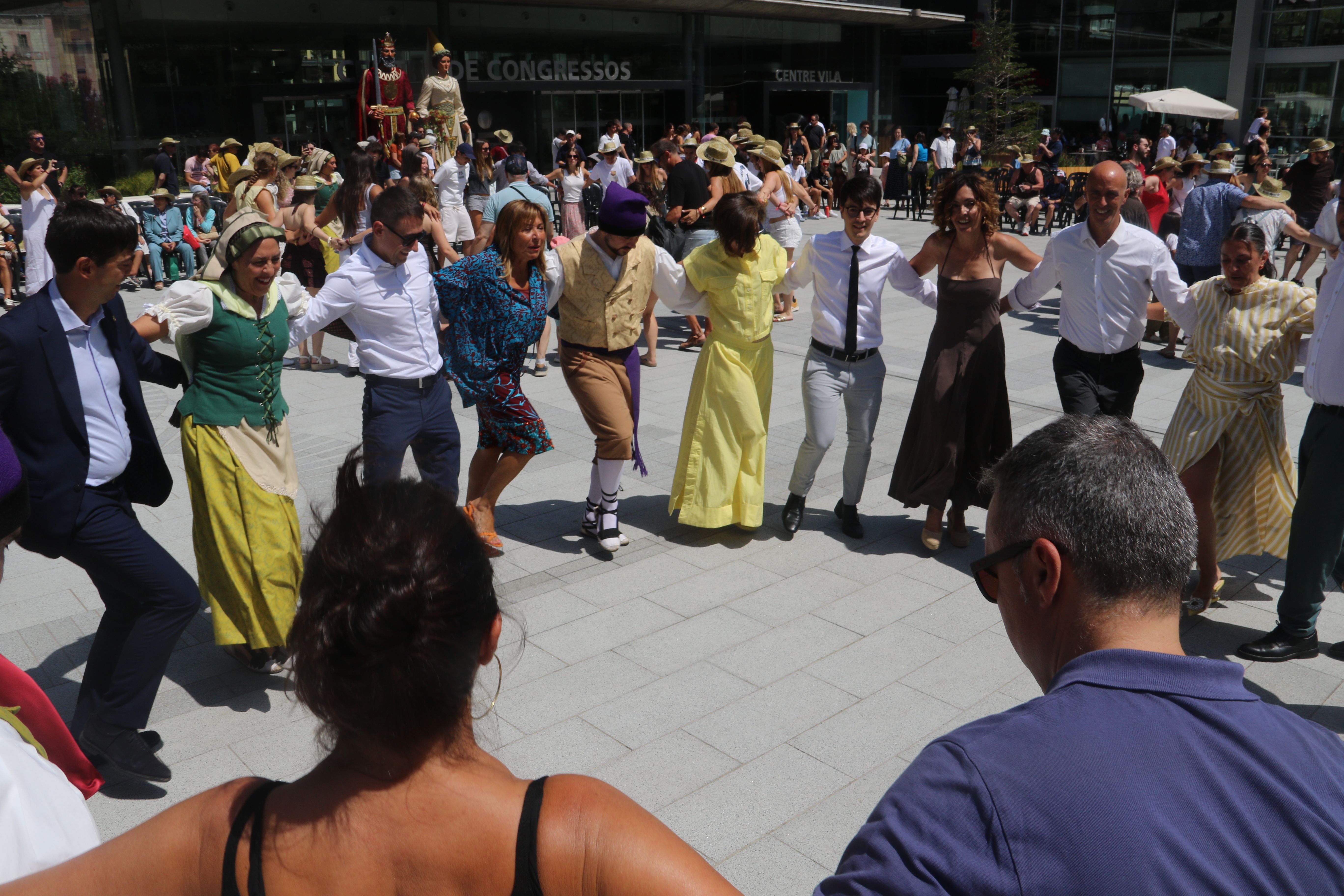 Un moment del Ball del Contrapàs de les autoritats amb els gegants de fons.