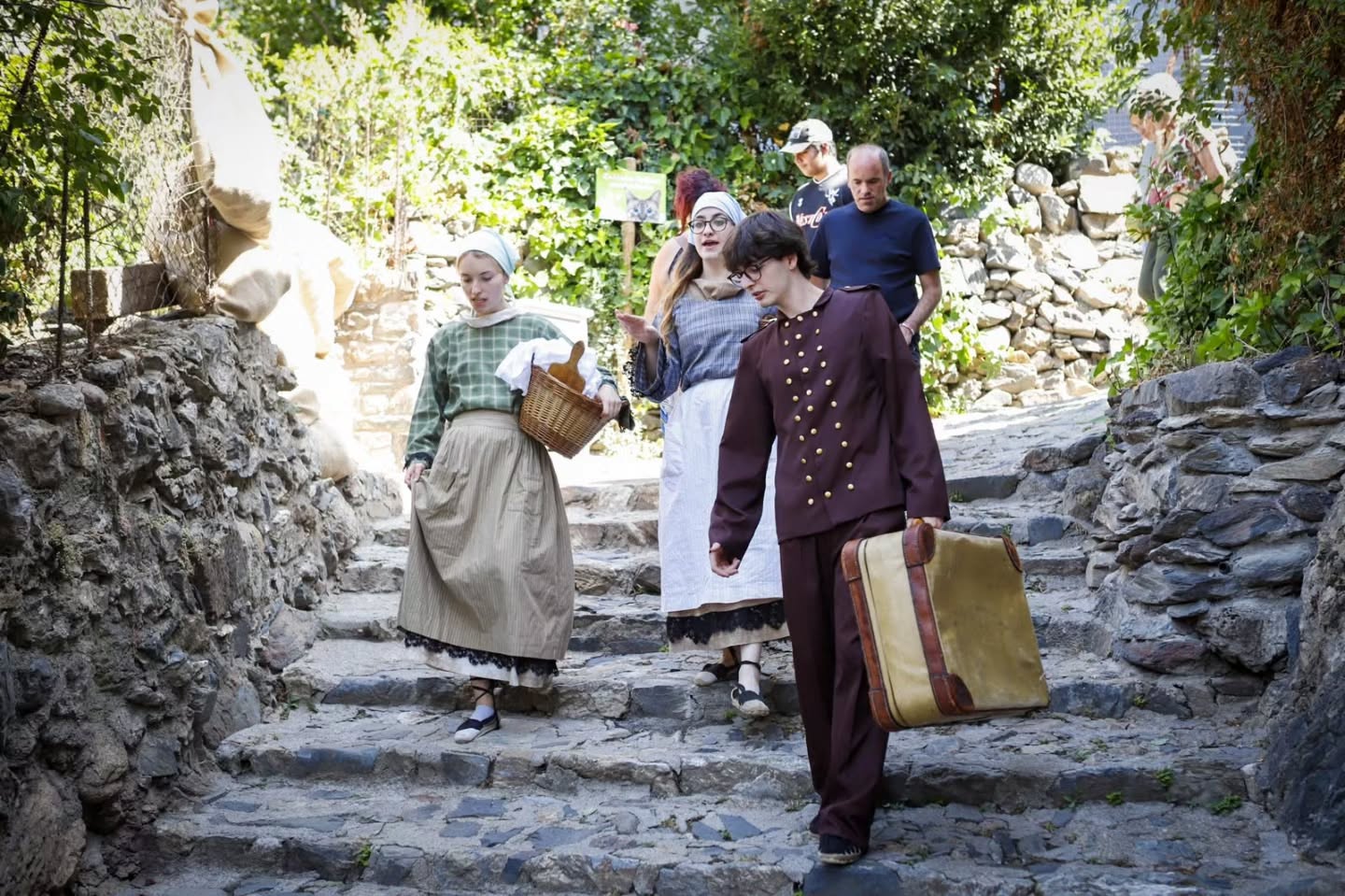 Els actors guiant els visitants pels racons d'Engordany.