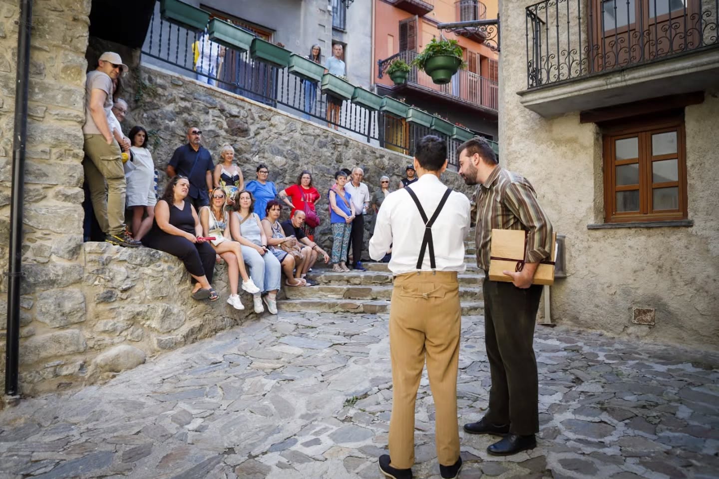 Els espectadors seguint el muntatge.