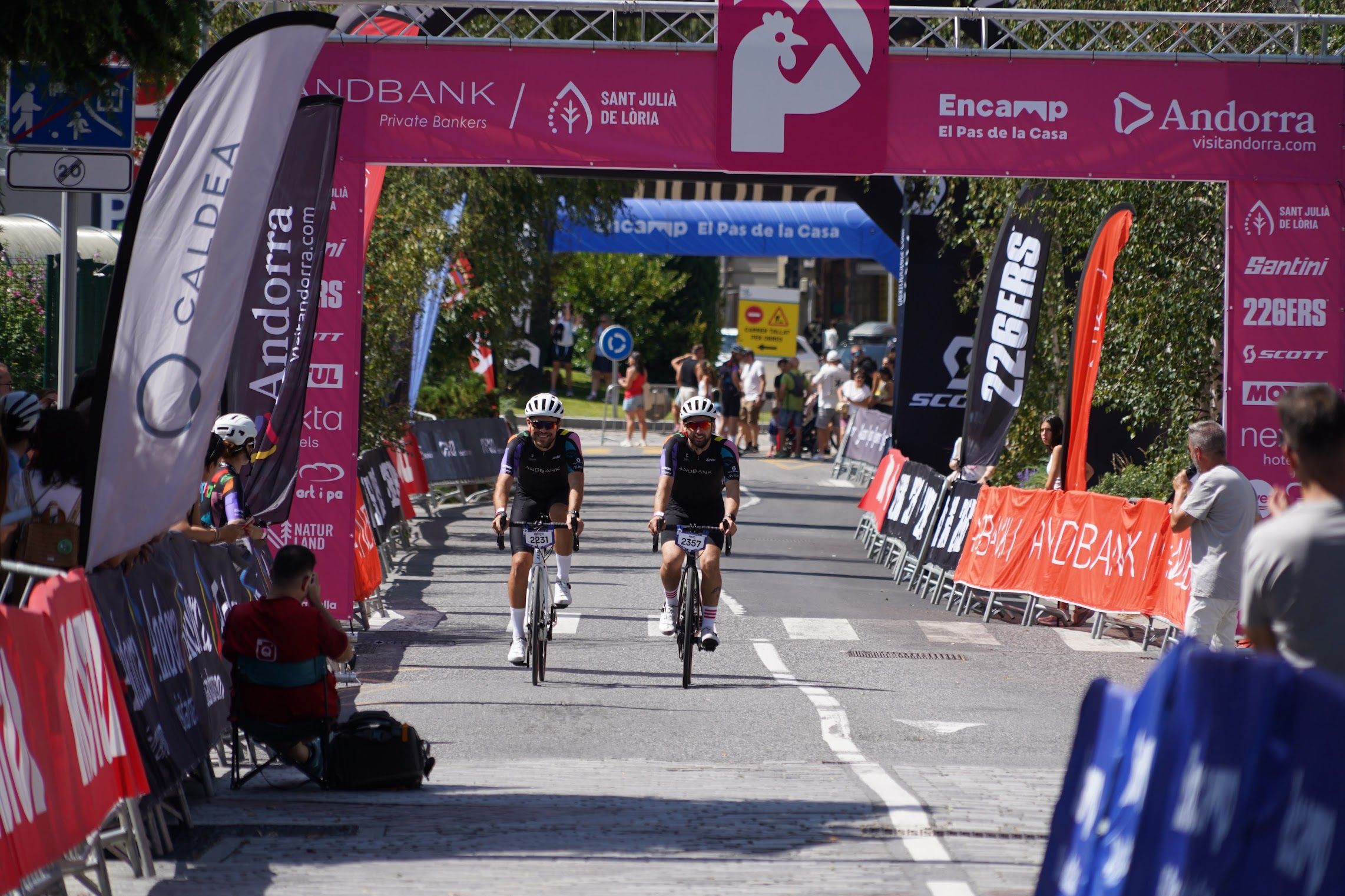 Arribada de dos dels participants en la prova.