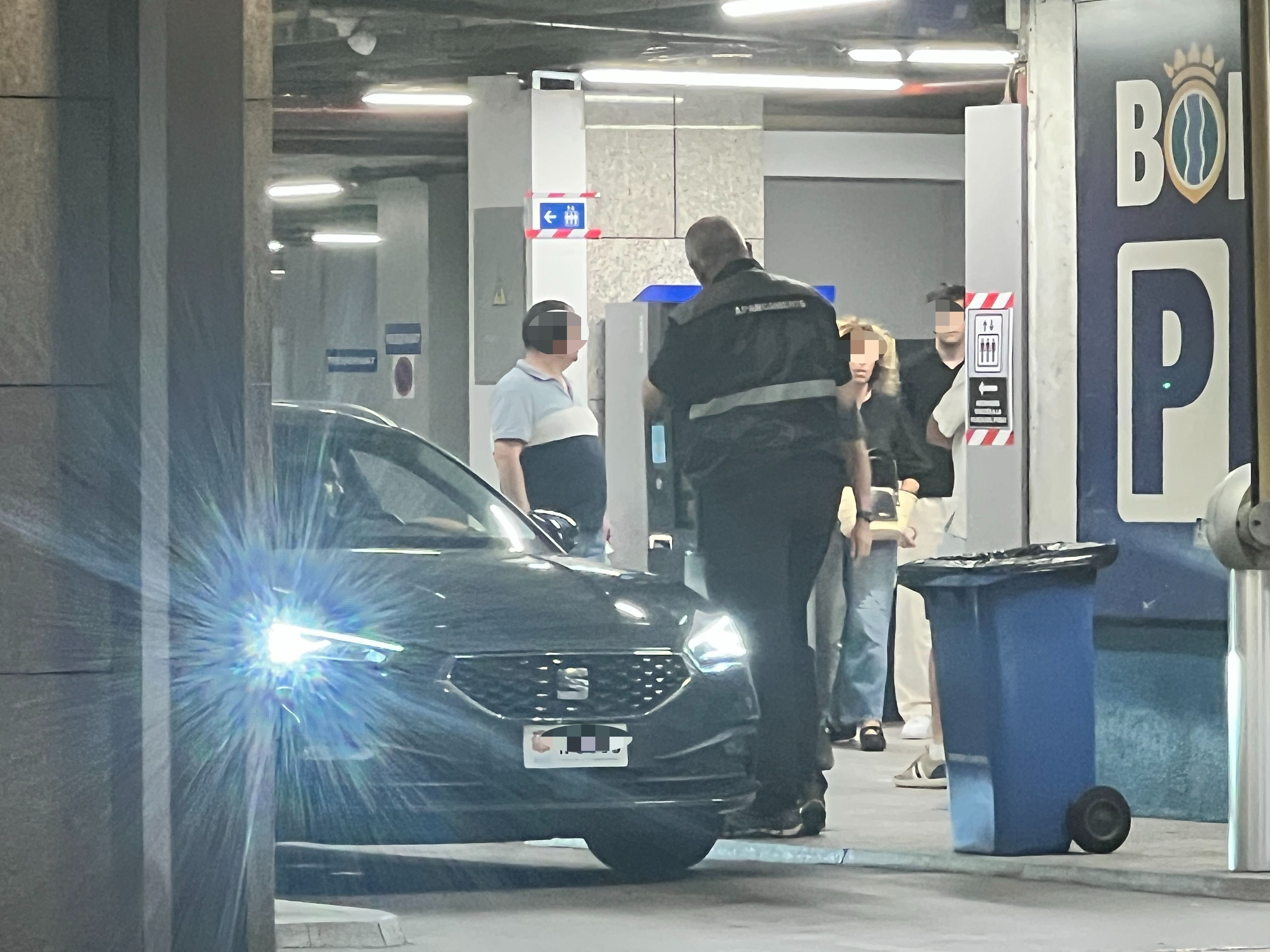 Un operari d'aparcaments auxiliant un conductor aquesta nit a l'aparcament de Prat de la Creu. Un operari d'aparcaments auxiliant un conductor aquesta nit a l'aparcament de Prat de la Creu.
