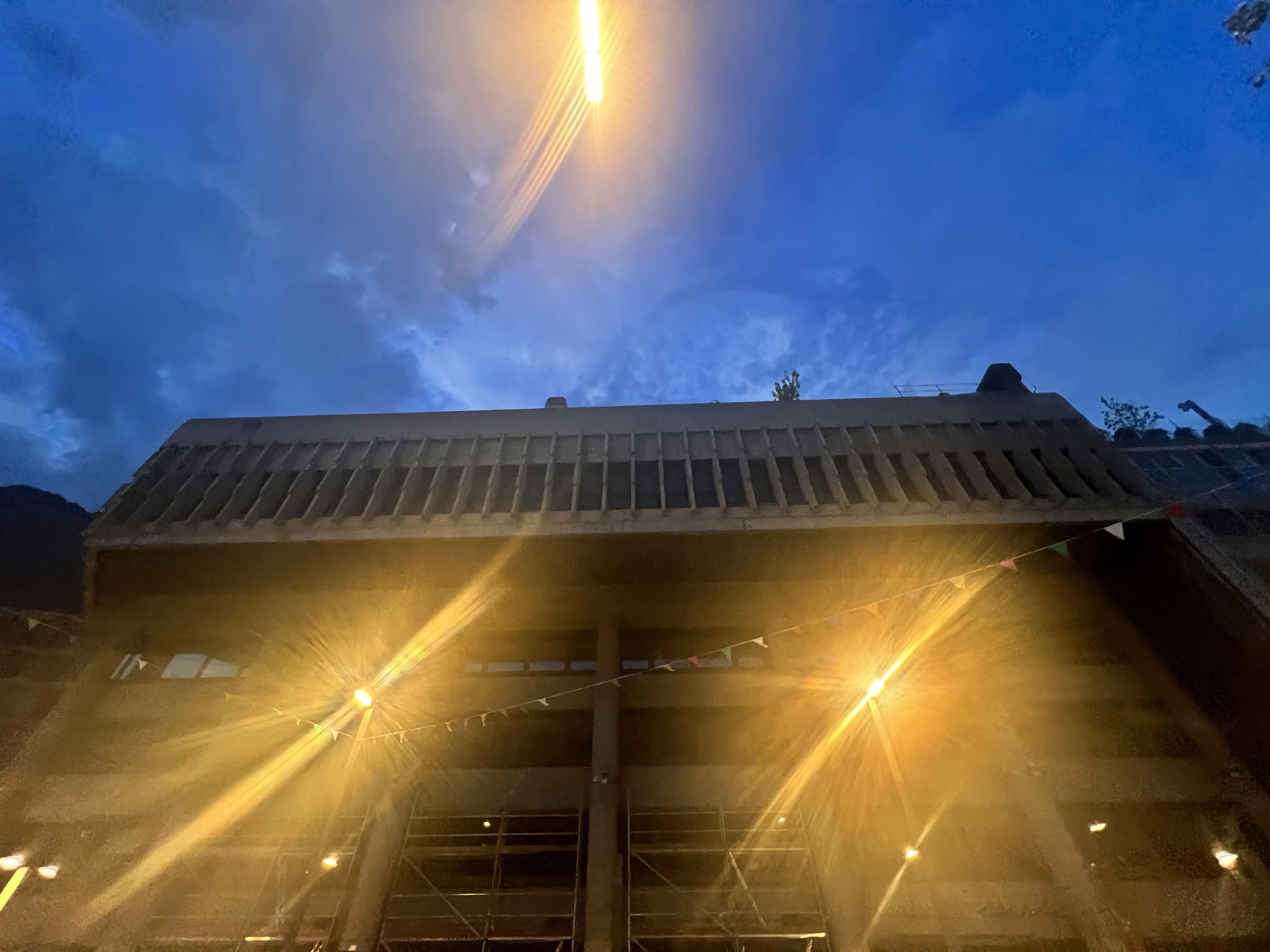 Una imatge de nit de l'edifici administratiu de Prat de la Creu.
