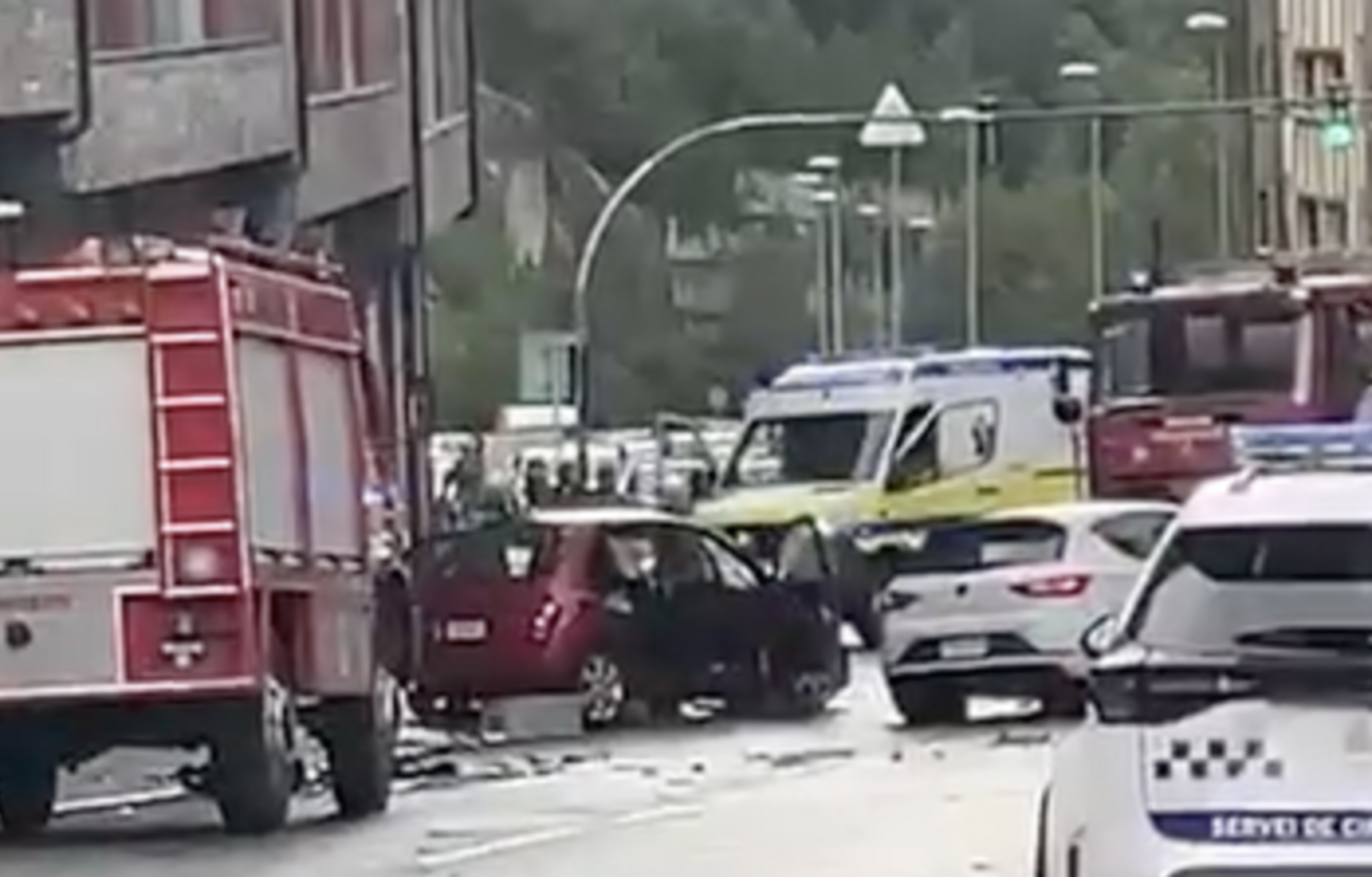 Els dos cotxes que van sortir més malparats de l'accident enmig de vehicles d'emergència. Els dos cotxes que van sortir més malparats de l'accident enmig de vehicles d'emergència.