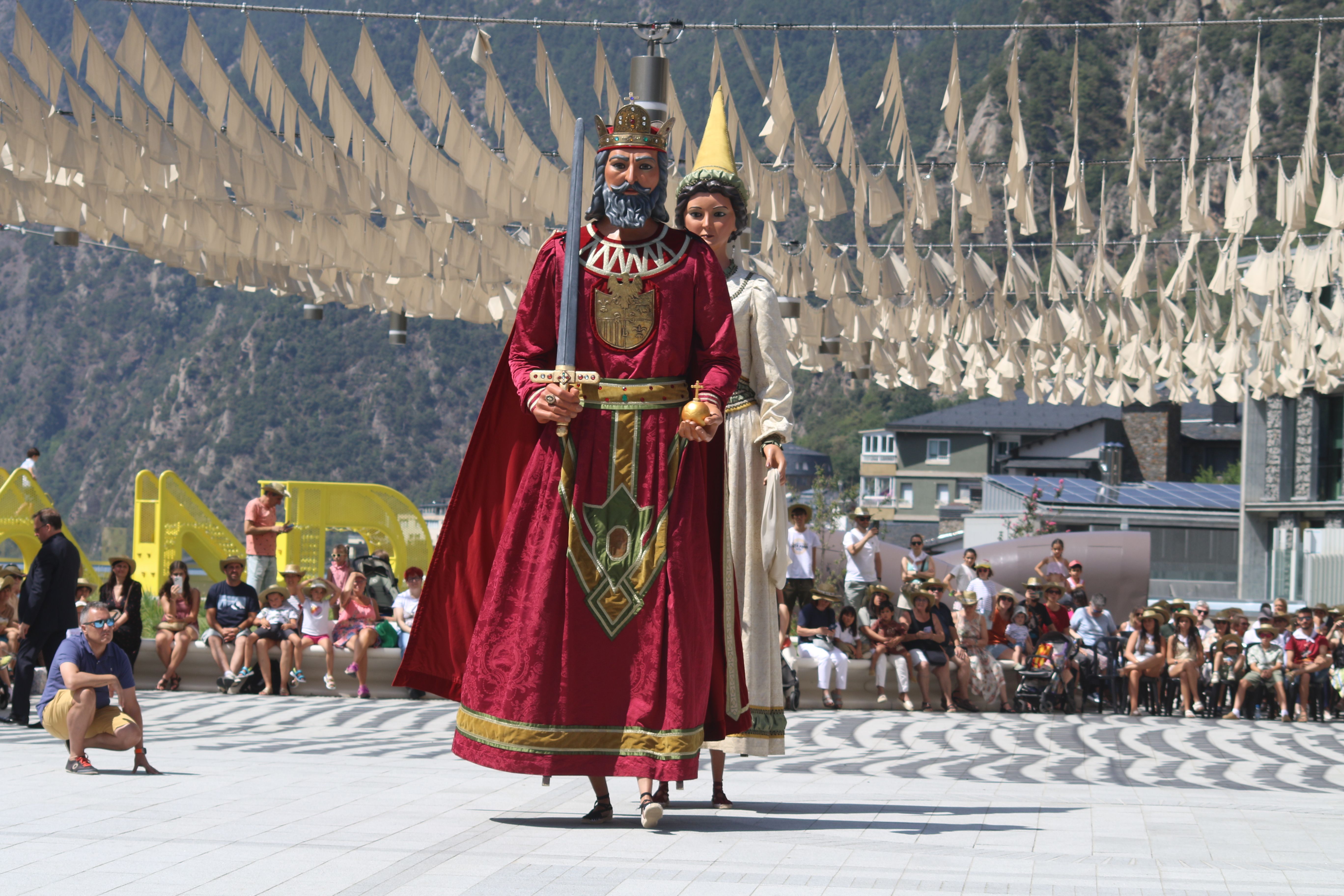 Carlemany i Ermesenda durant el ball de gegants de festa major, aquest diumenge.