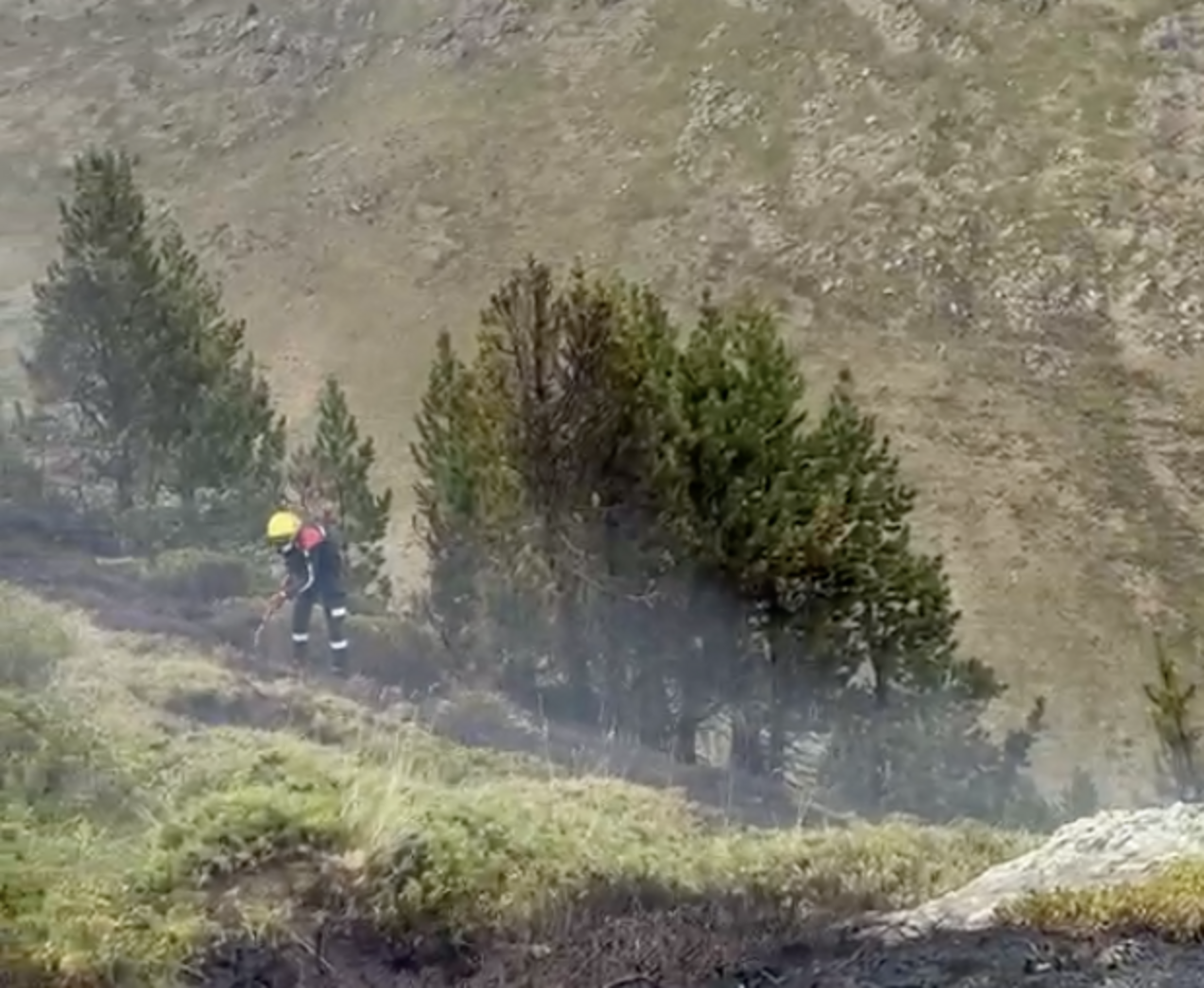Un dels bombers treballant sobre el terreny. Un dels bombers treballant sobre el terreny.
