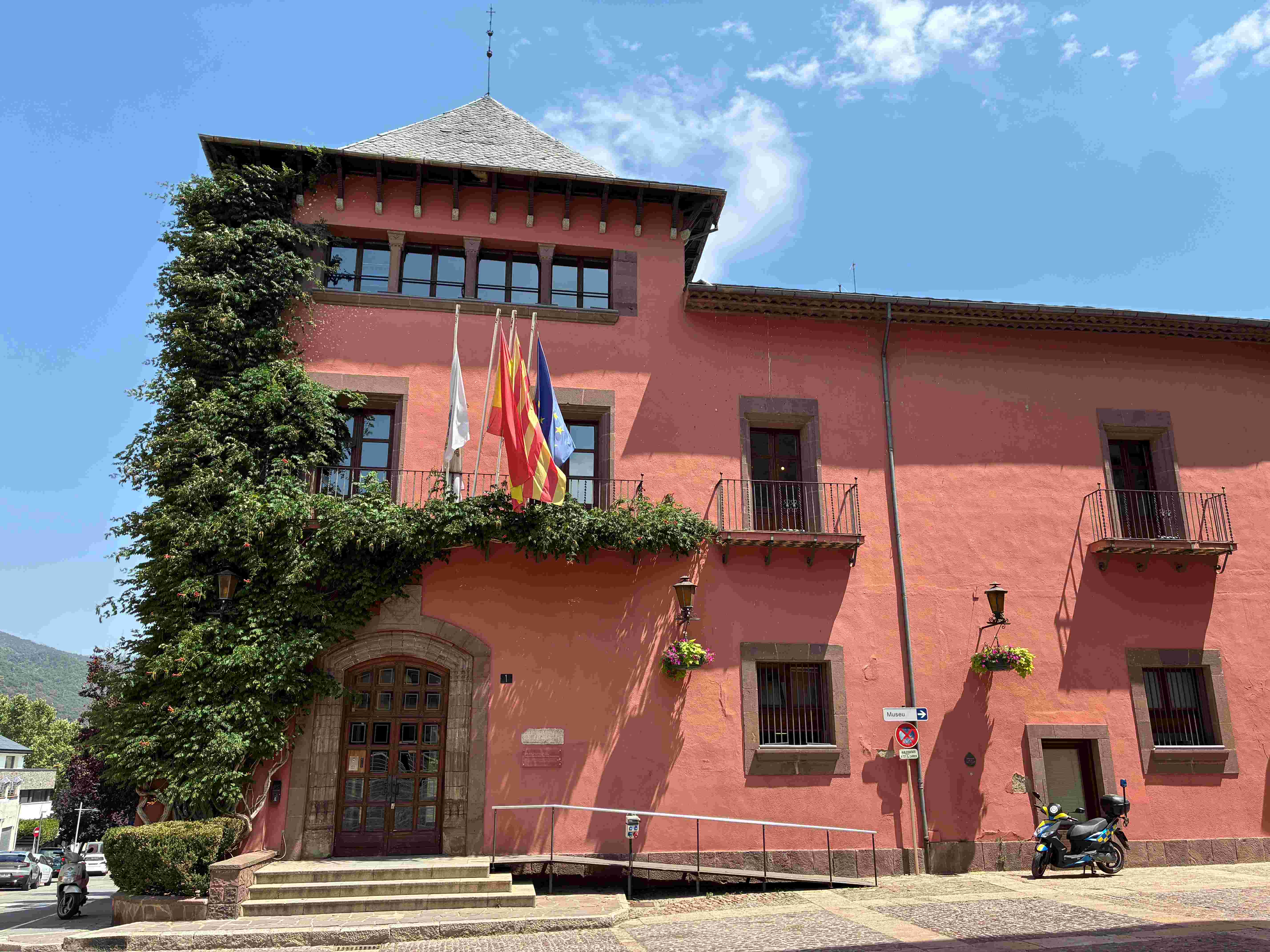 L'ajuntament de la Seu d'Urgell, aquest estiu. 