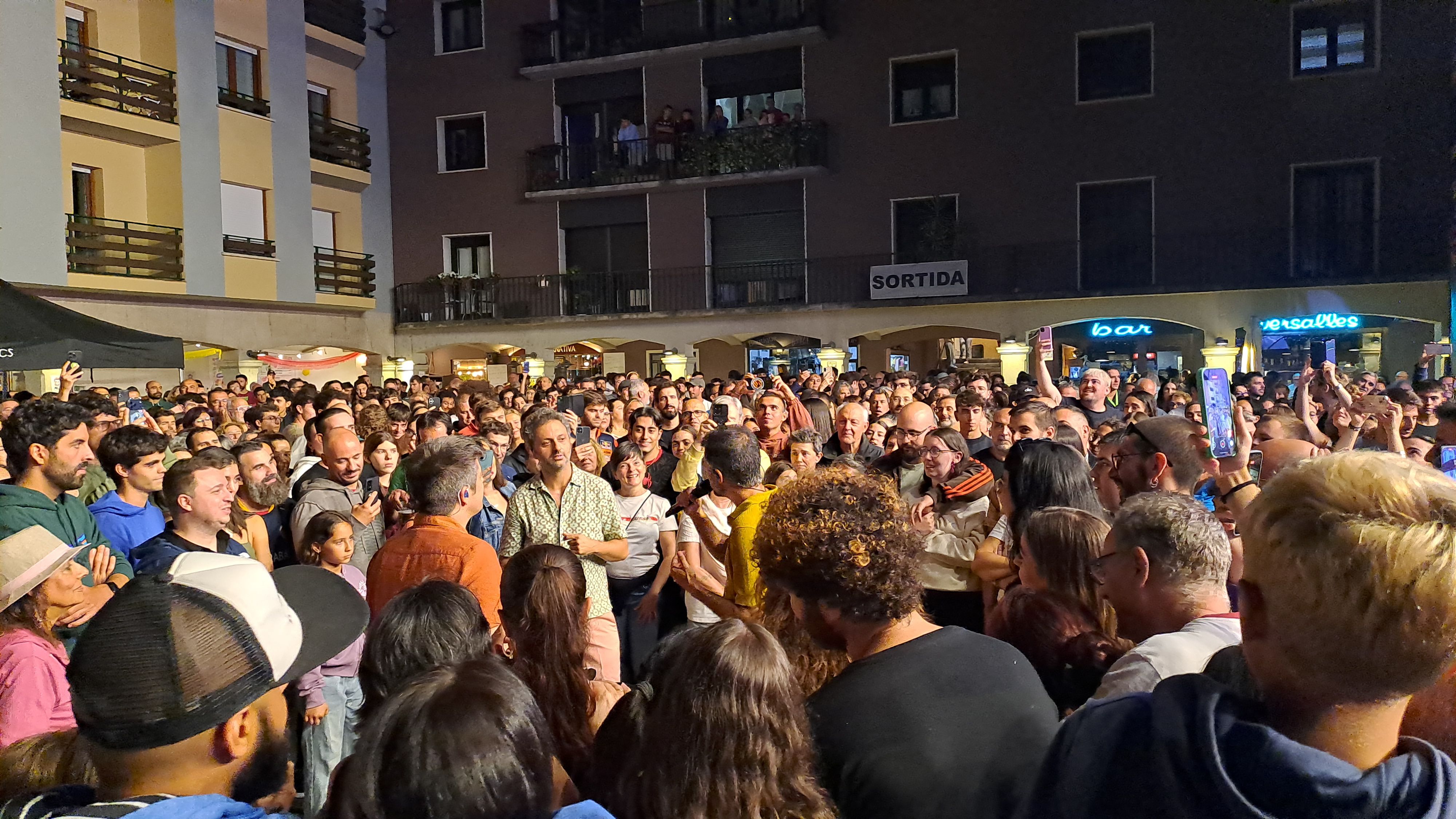 Un moment molt emotiu amb els 'Amics' cantant entre el públic. Un moment molt emotiu amb els 'Amics' cantant entre el públic.