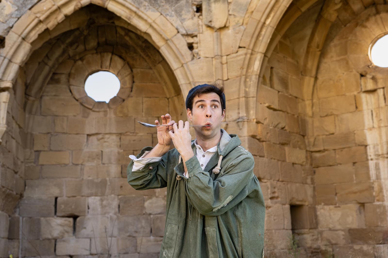 Txema Muñoz en una representació de 'GOTA'. // Web de Txema Muñoz La portaveu del Sindicat, Rebeca Bonache.