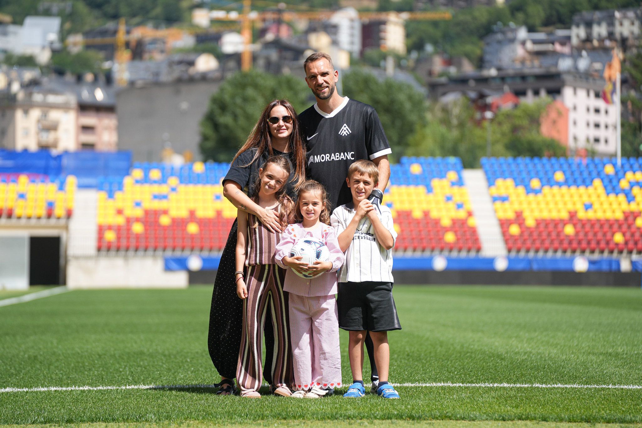 El gironí Pau López ha estat acompanyat per la seva família a la presentació oficial. 
