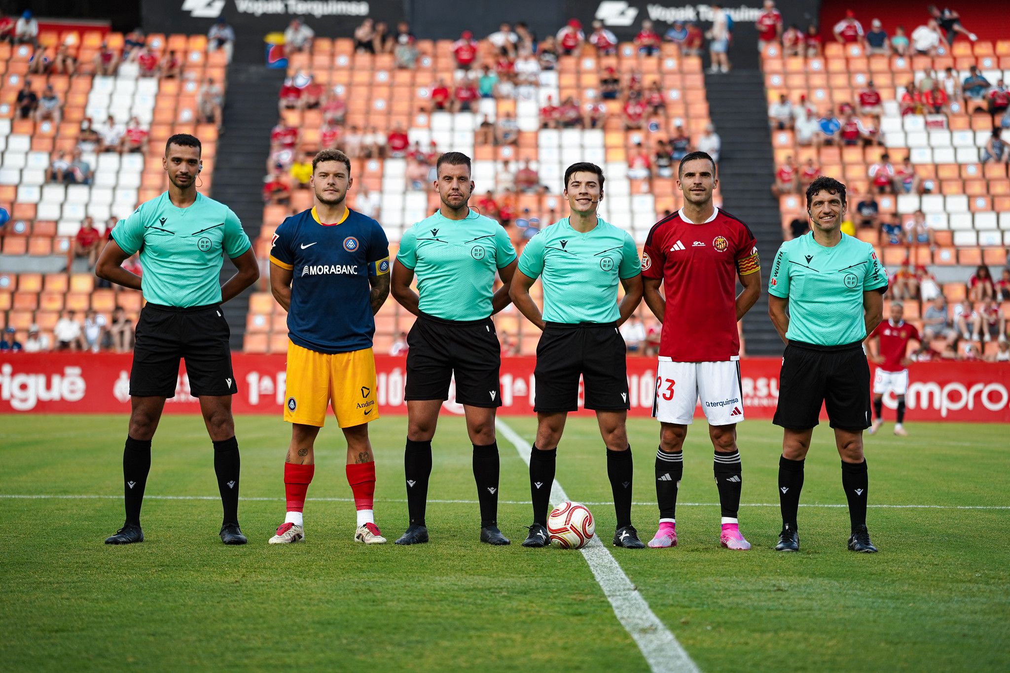 L'equip arbitral, a l'inici del duel amistós amb el Nàstic de Tarragona.