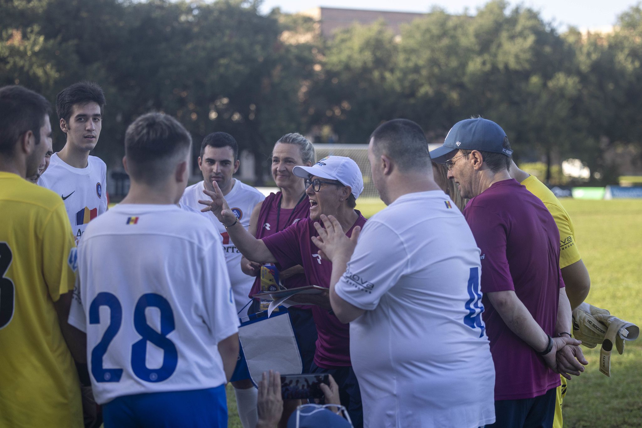 L'entrenadora Montse Sánchez donant indicacions als jugadors. // FC Andorra La portaveu del Sindicat, Rebeca Bonache.
