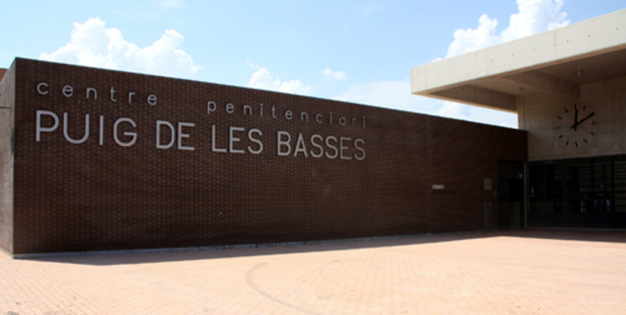 Façana del centre penitenciari Puig de les Basses de Figueres.