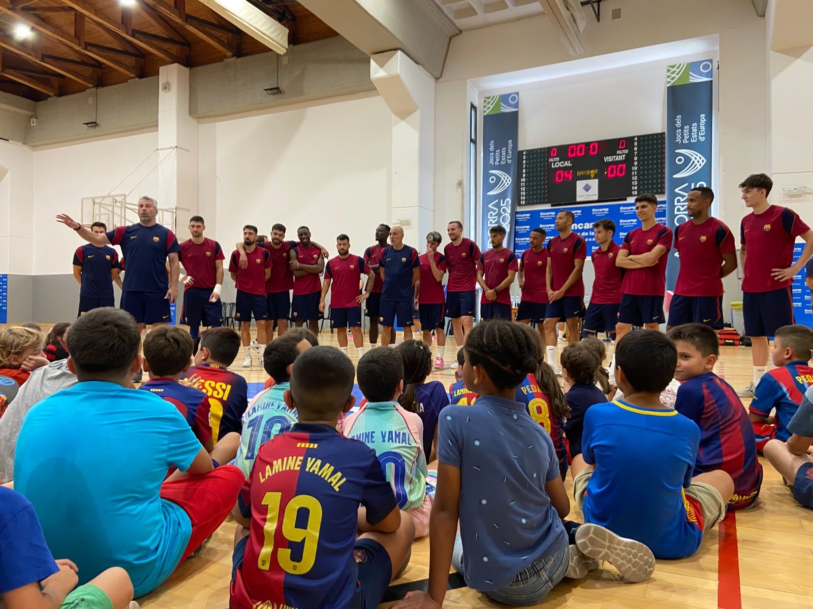 Nens i nenes escolten la presentació del director esportiu de la secció de futbol sala, Jordi Torras. 