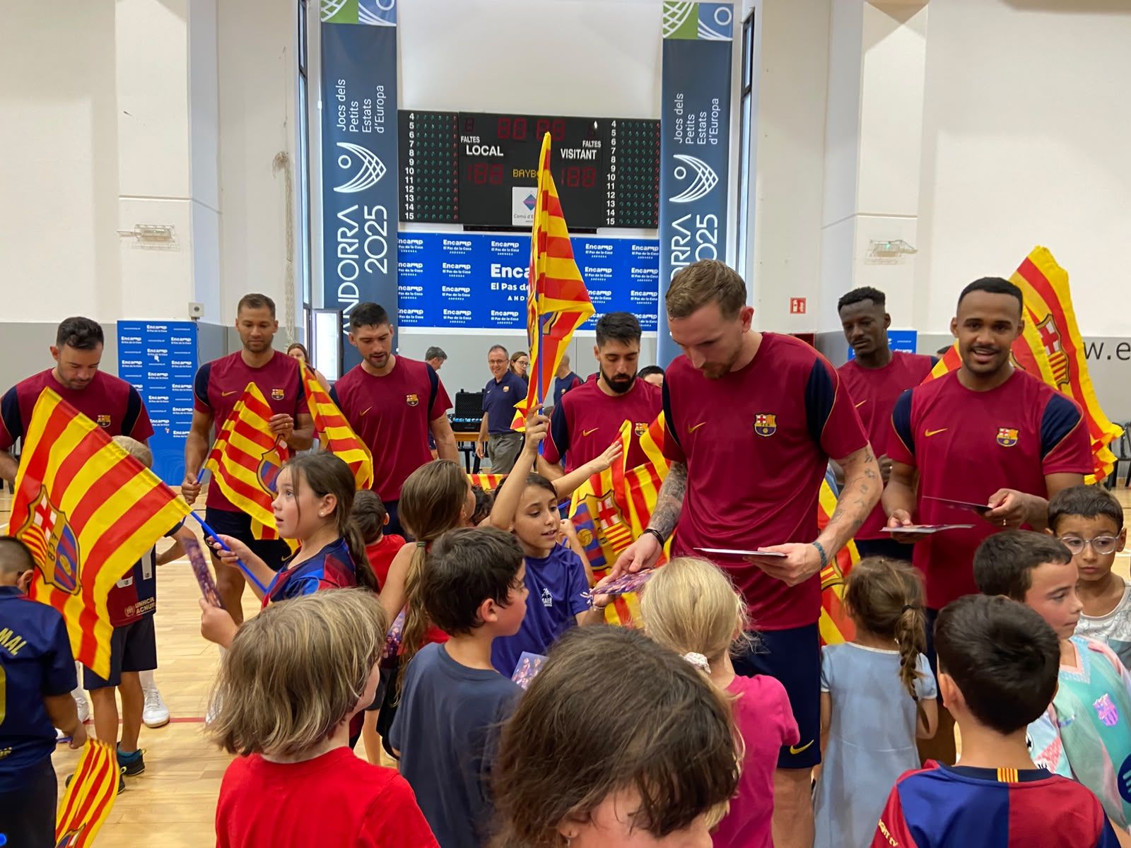Sergio González, entre d'altres jugadors, regalant postals i banderes catalanes del Barça. La portaveu del Sindicat, Rebeca Bonache.