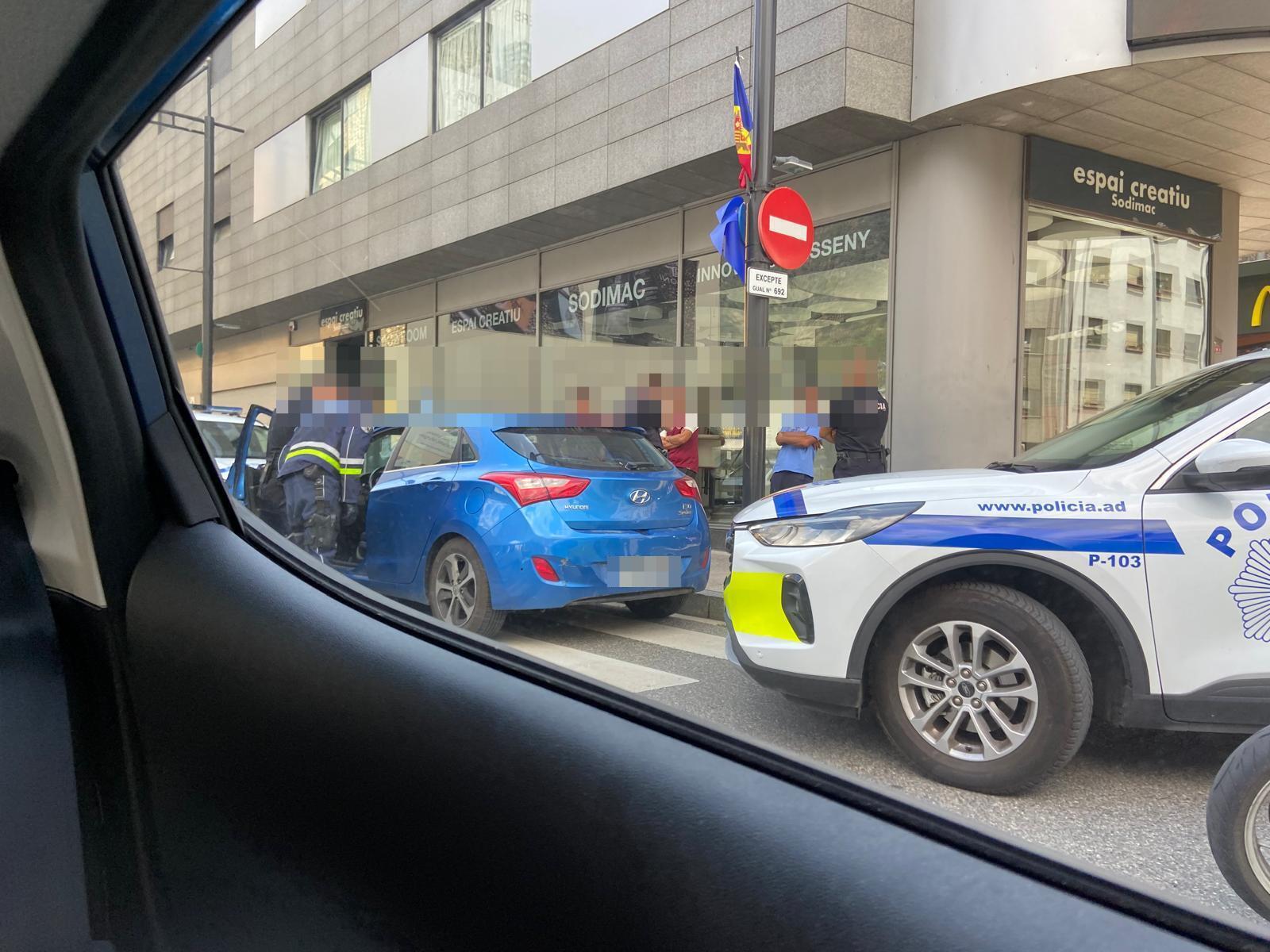 Els agents en qüestió, aturant els integrants del cotxe implicat.
