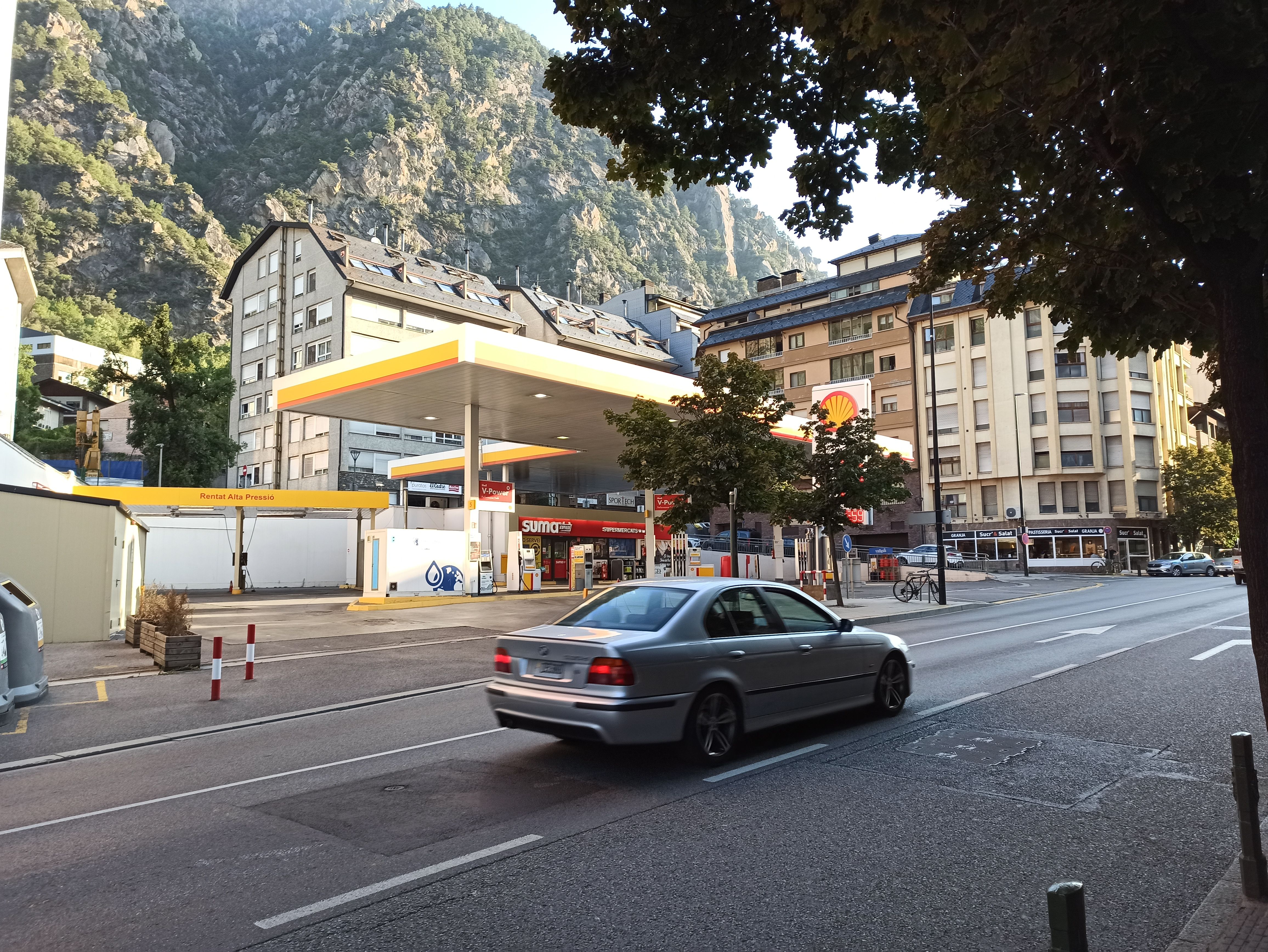 Una benzinera a Santa Coloma.