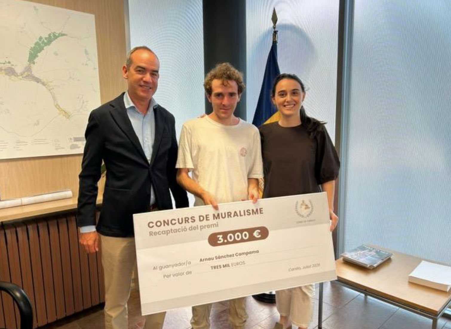 L'entrega del xec de 3.000 euros per al guanyador del concurs de muralisme. L'entrega del xec de 3.000 euros per al guanyador del concurs de muralisme.