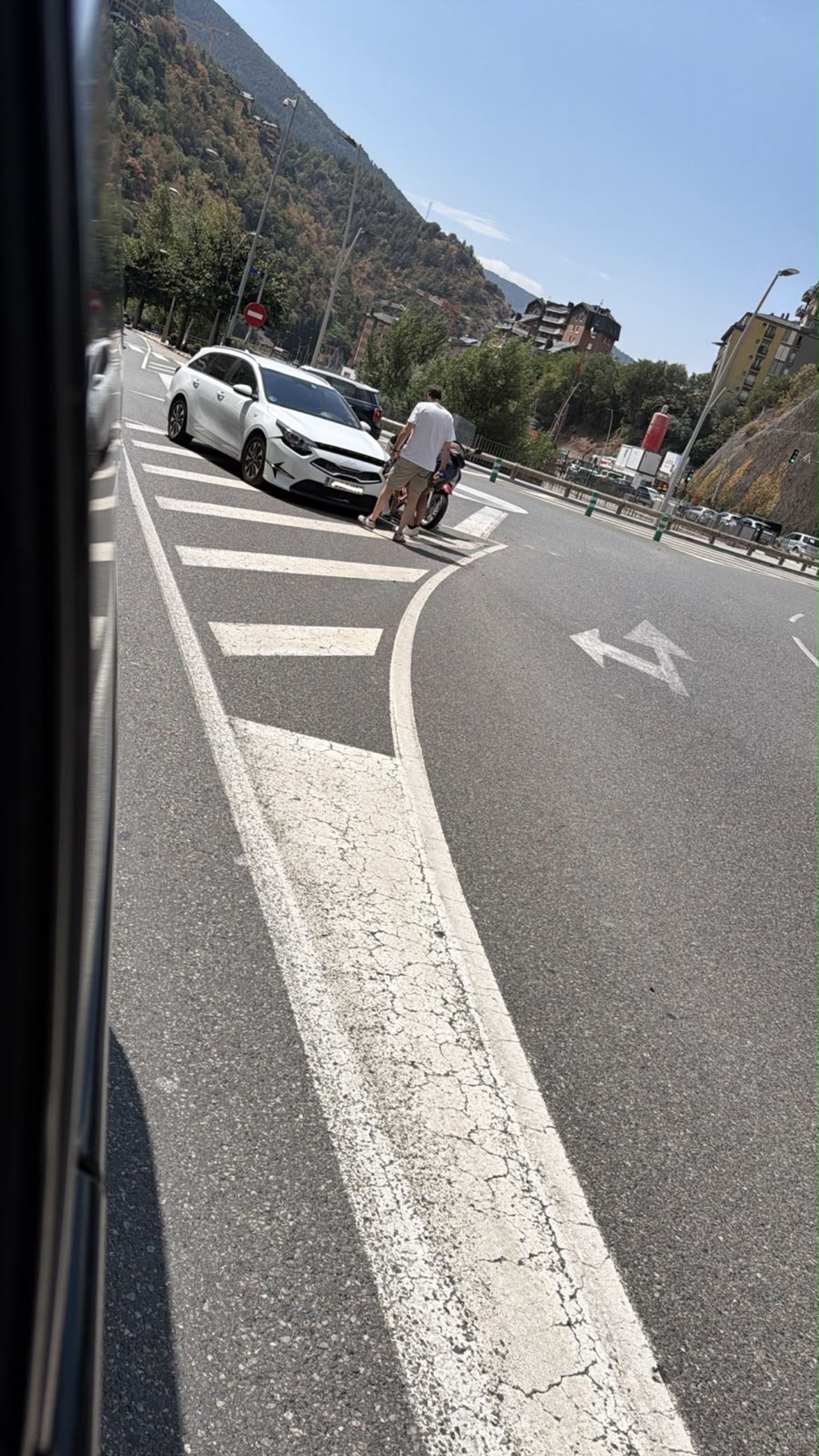 Possible topada entre un turisme i una motocicleta a Sant Julià. Possible topada entre un turisme i una motocicleta a Sant Julià.