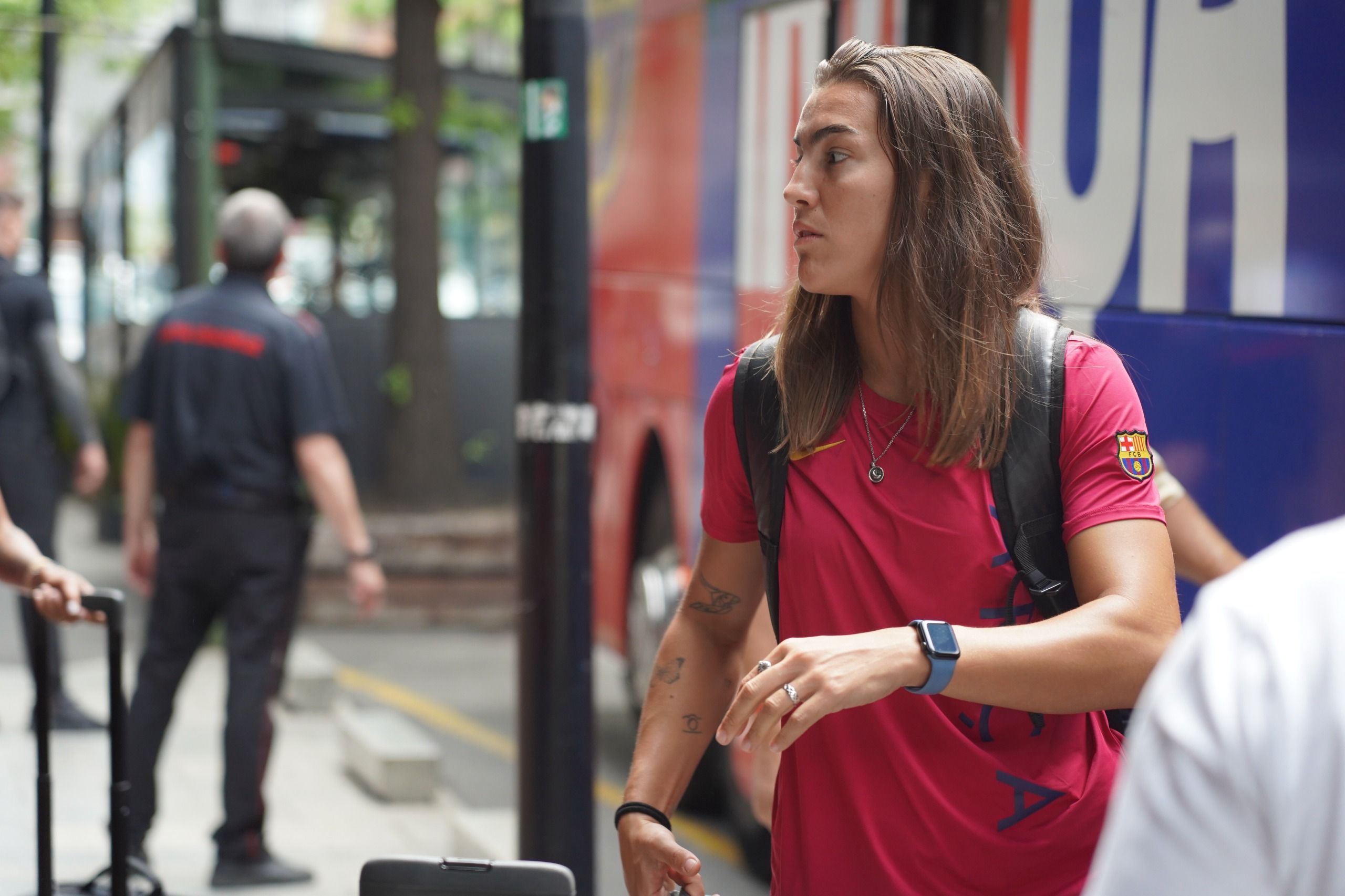 Patri Guijarro, de les últimes en baixar de l'autobús. Patri Guijarro, de les últimes en baixar de l'autobús.