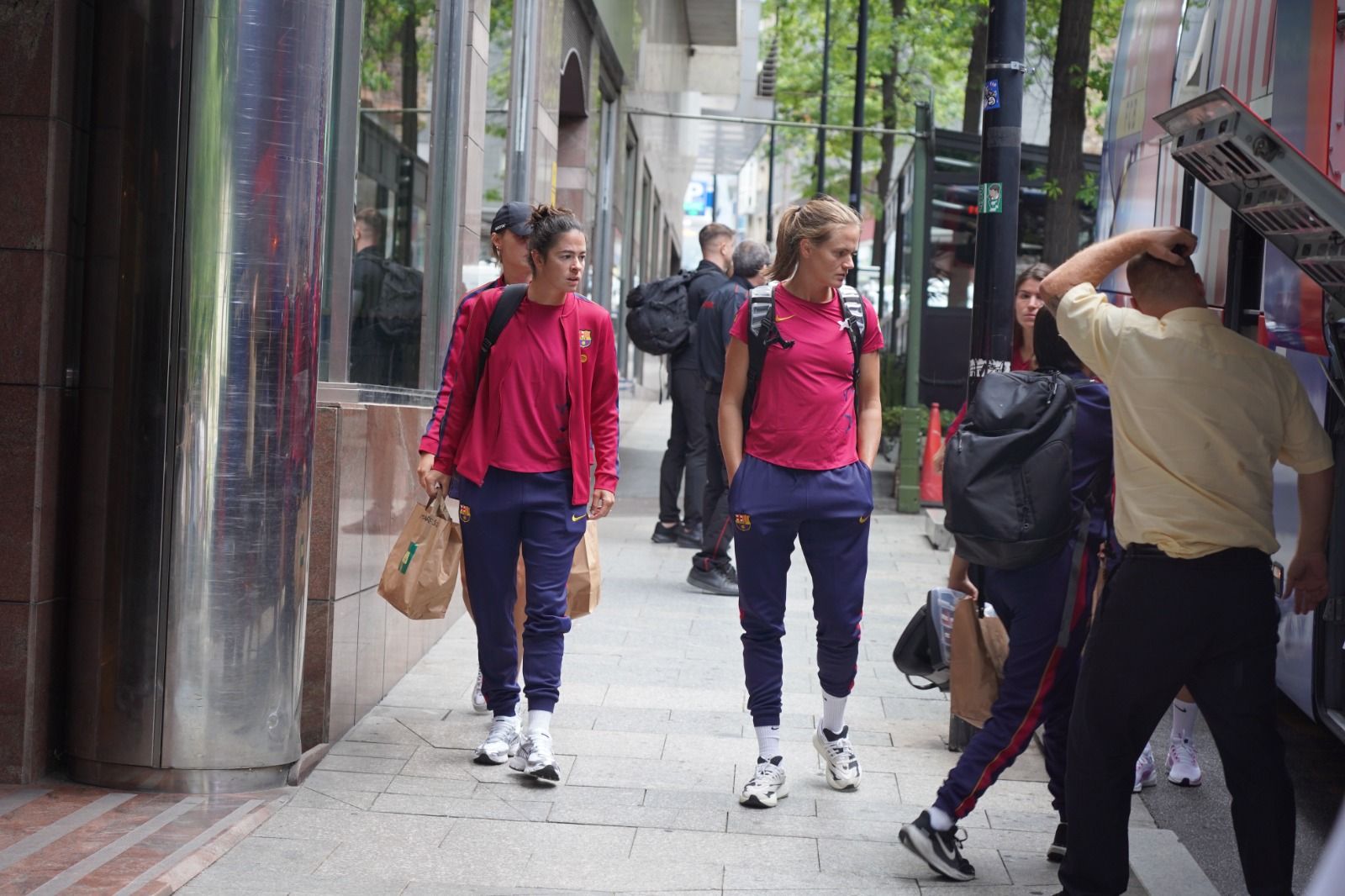 Marta Torrejón i Irene Paredes han estat les primeres en trepitjar Andorra. Marta Torrejón i Irene Paredes han estat les primeres en trepitjar Andorra.