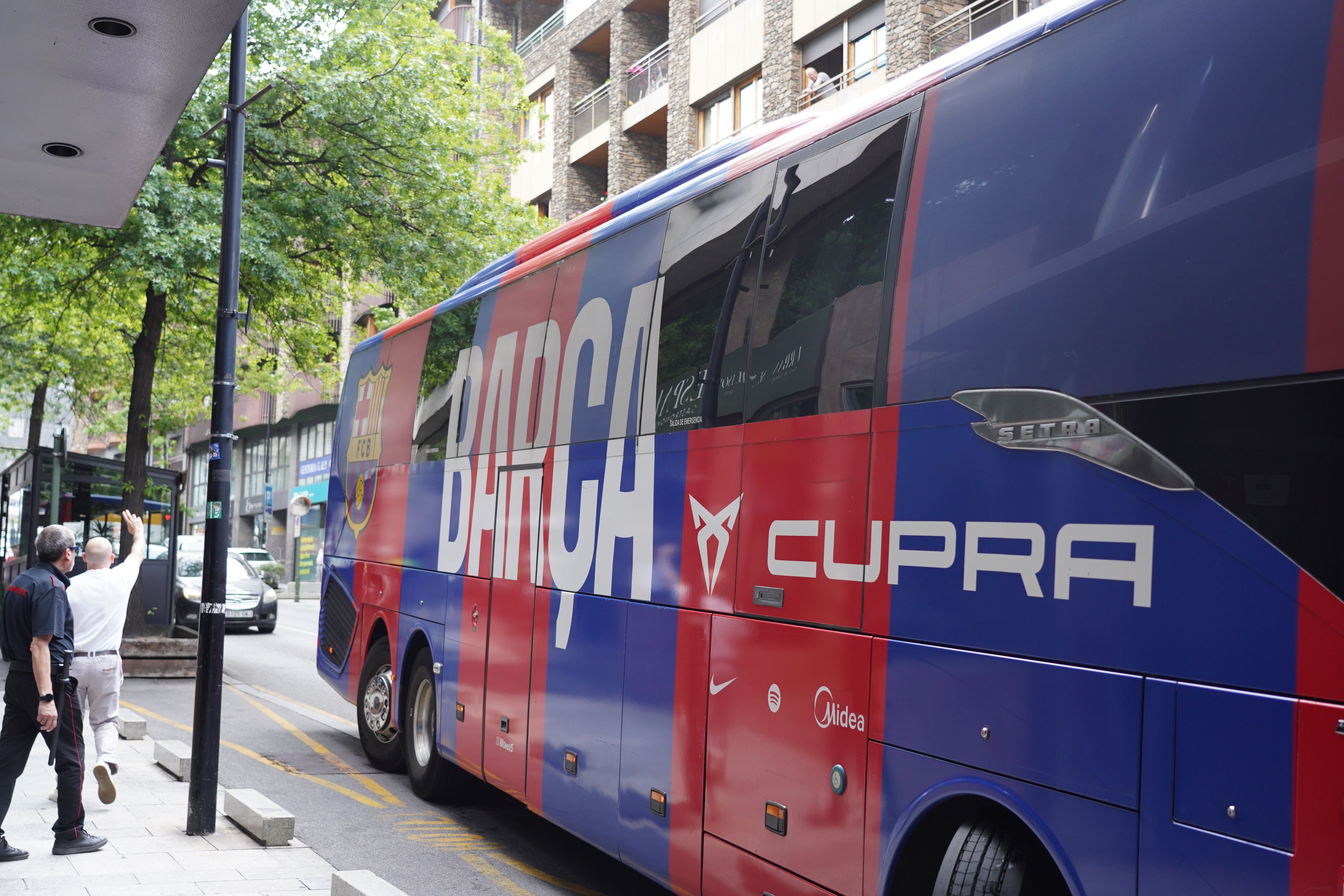 L'autobús del club, a Prat de la Creu. L'autobús del club, a Prat de la Creu.