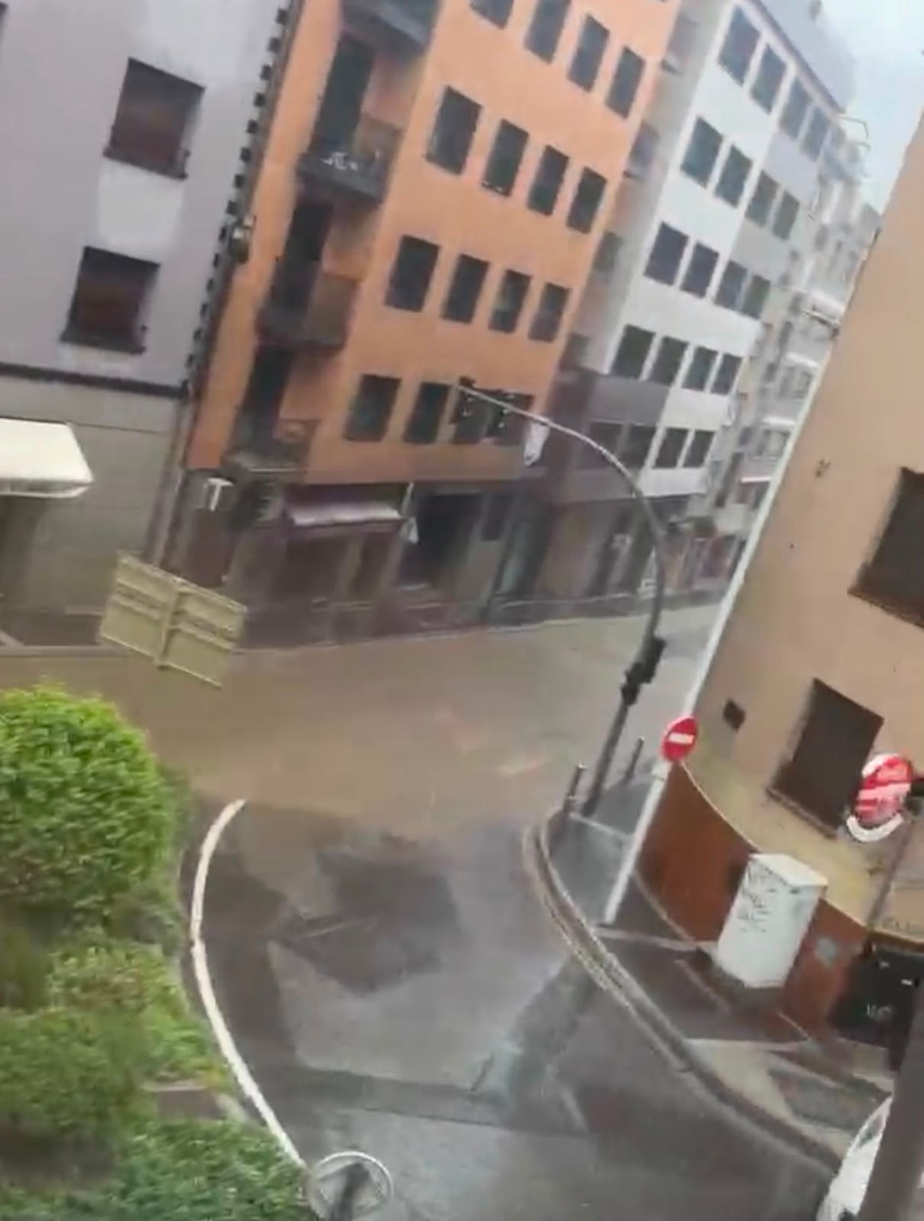L'aigua que baixava pel carrer a la zona dels Vilars.