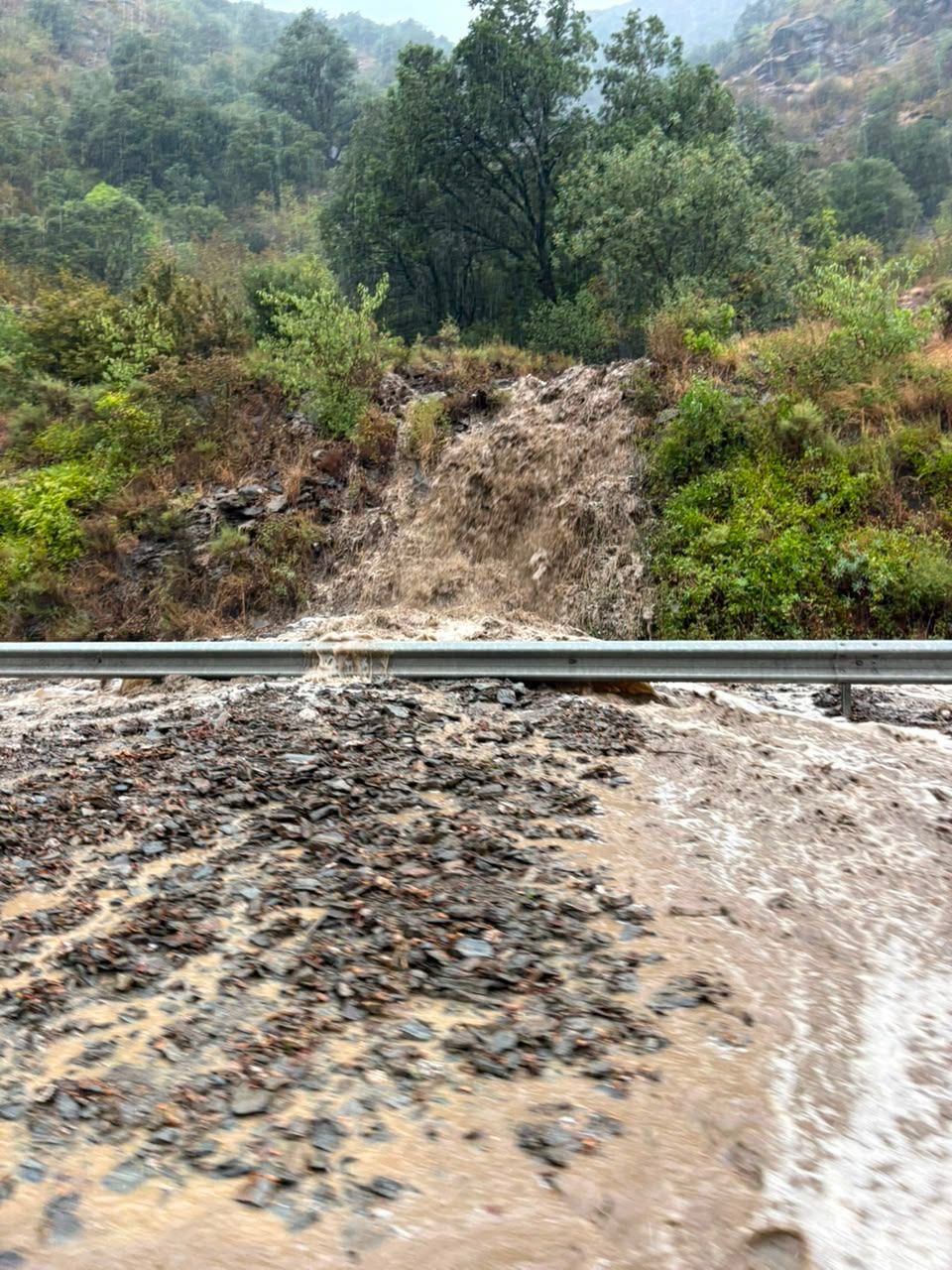L'aigua envaeix la calçada. L'aigua envaeix la calçada.