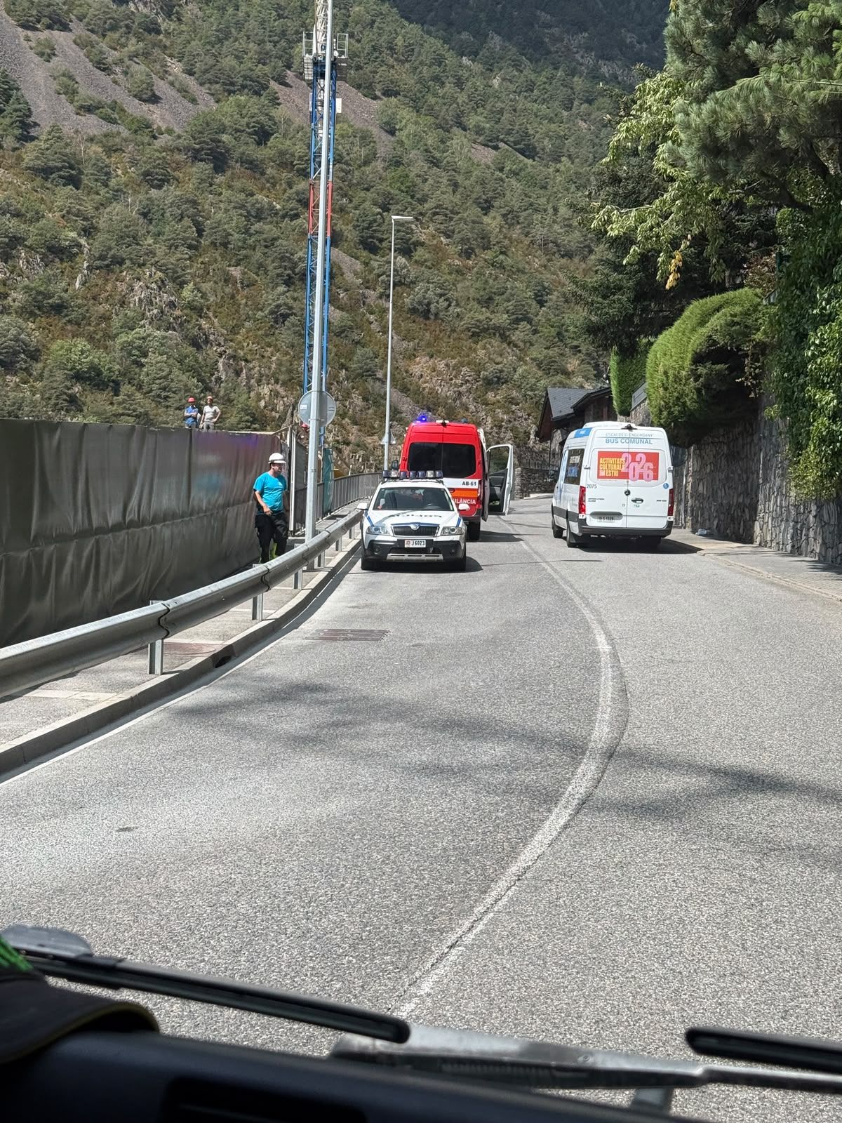Dos treballadors ferits en caure’ls a sobre una planxa d’encofrat en una obra dels Vilars. Dos treballadors ferits en caure’ls a sobre una planxa d’encofrat en una obra dels Vilars.