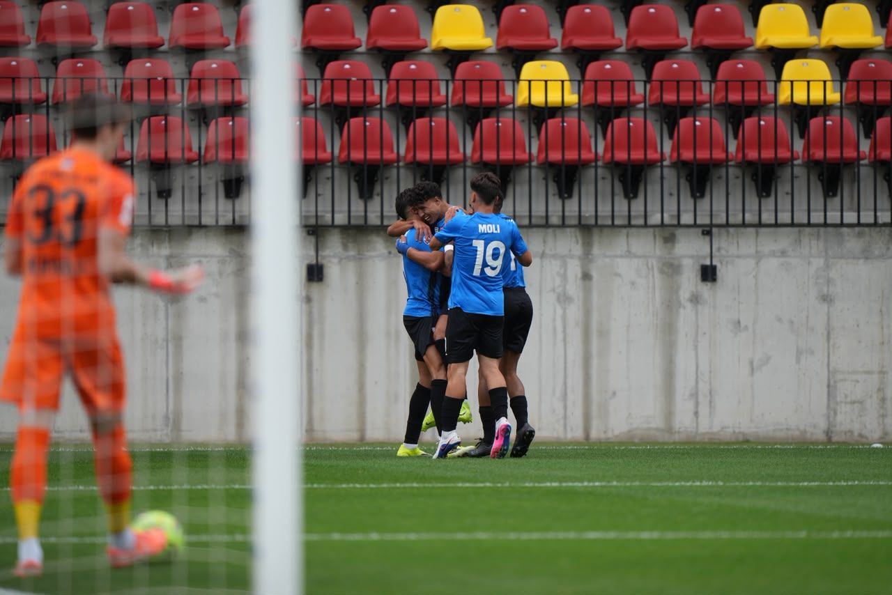 Els escaldencs, durant la celebració del gol. La portaveu del Sindicat, Rebeca Bonache.