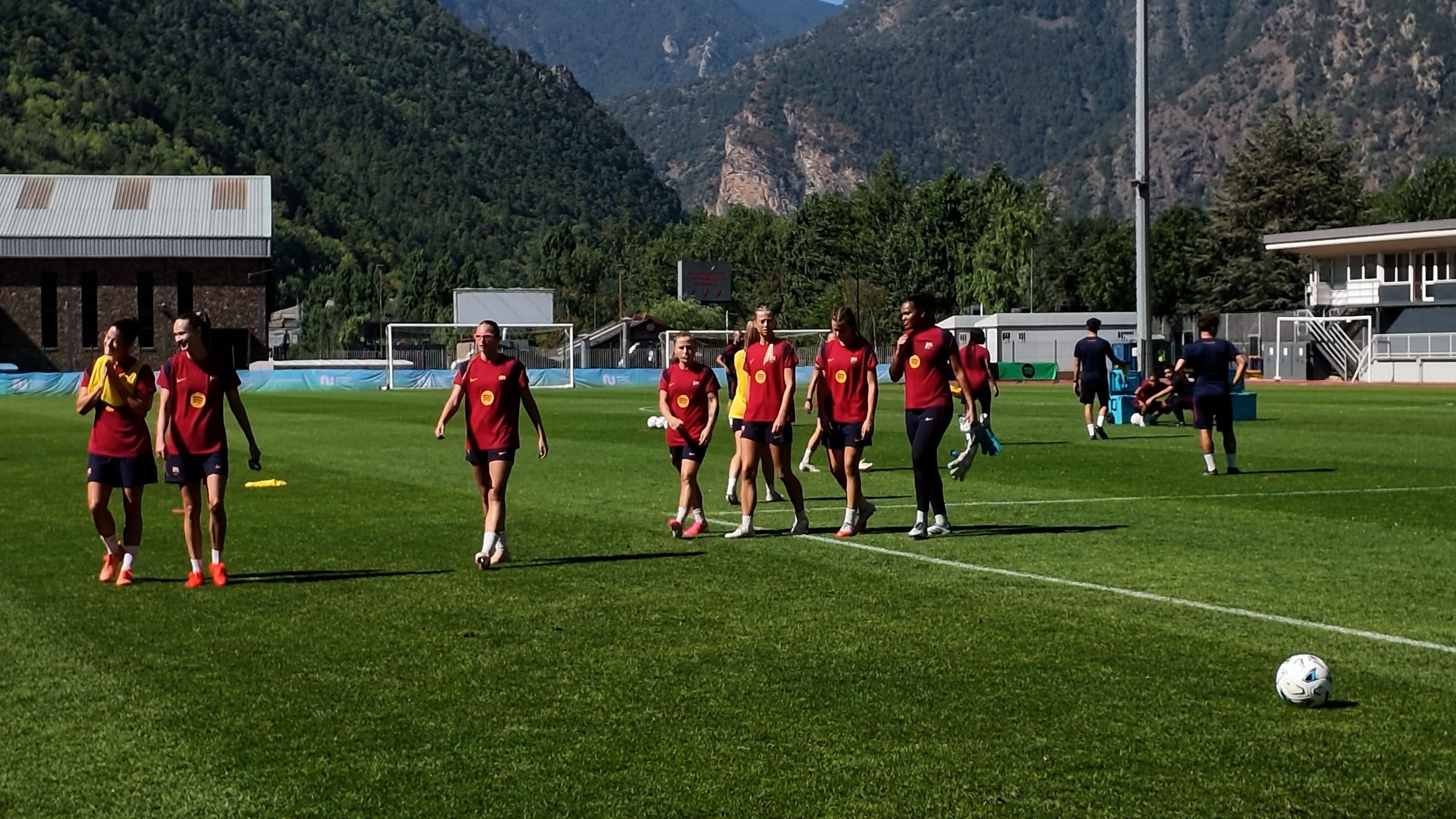Les jugadores del Barça abandonen l'estadi Comunal després d'un entrenament molt assolellat. Les jugadores del Barça abandonen l'estadi Comunal després d'un entrenament molt assolellat.