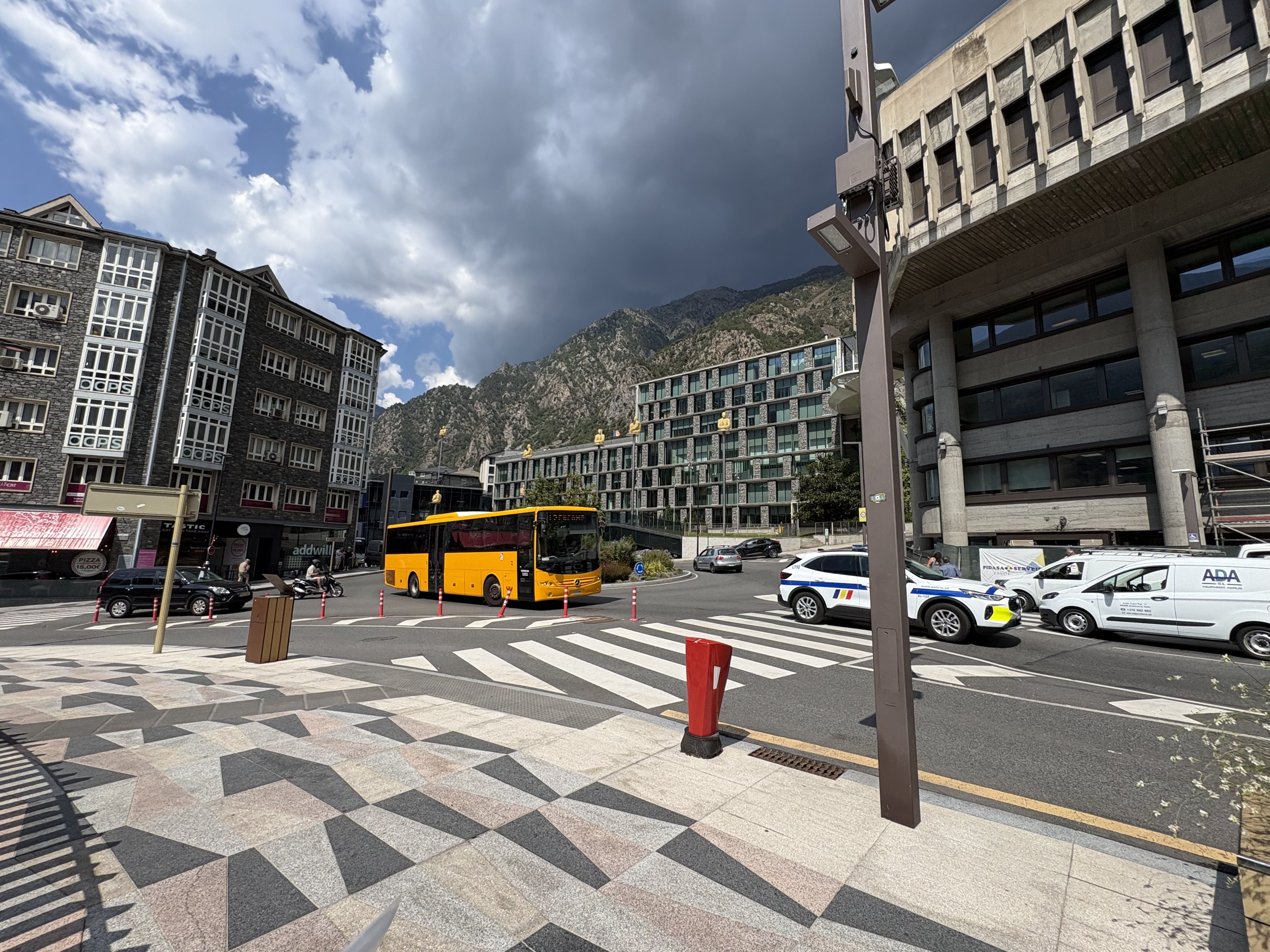 Dificultats per a les persones amb problemes de mobilitat a la zona que connecta Prada Casadet i l’entorn del Consell General La portaveu del Sindicat, Rebeca Bonache.