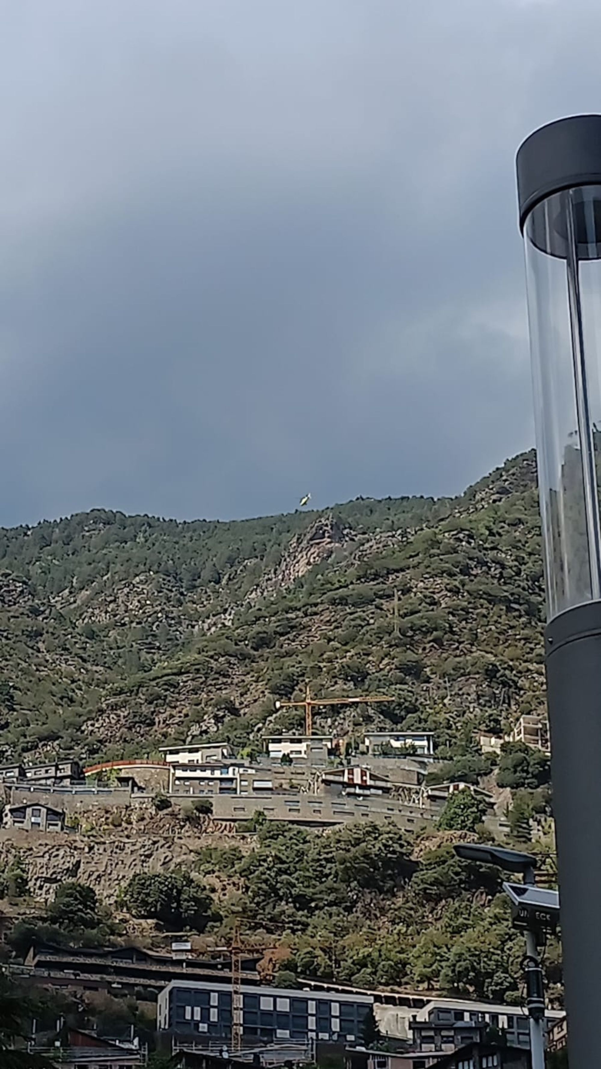 Un helicòpter en direcció a la zona del pic de Padern. Un helicòpter en direcció a la zona del pic de Padern.