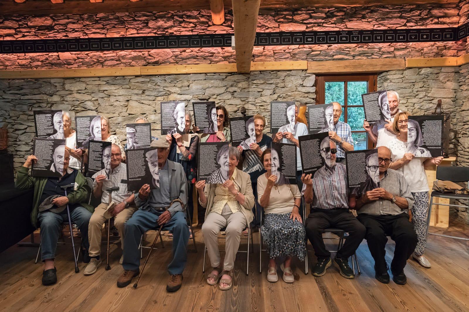 L'acte amb l’entrega de les fotos amb cartró pluma.