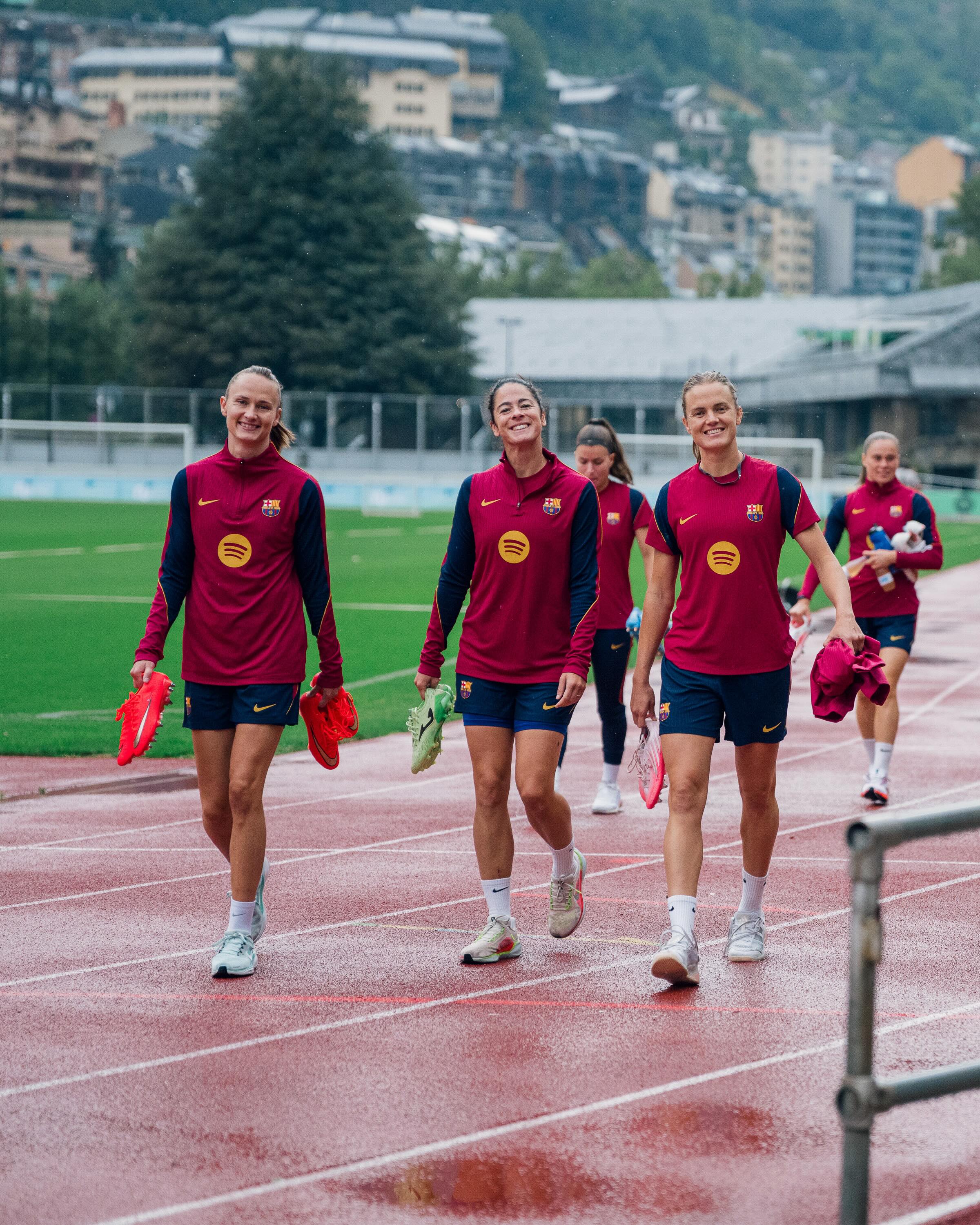 Hansen, Torrejón i Paredes, somrient després d'un entrenament a l'estadi de la capital. Hansen, Torrejón i Paredes, somrient després d'un entrenament a l'estadi de la capital.