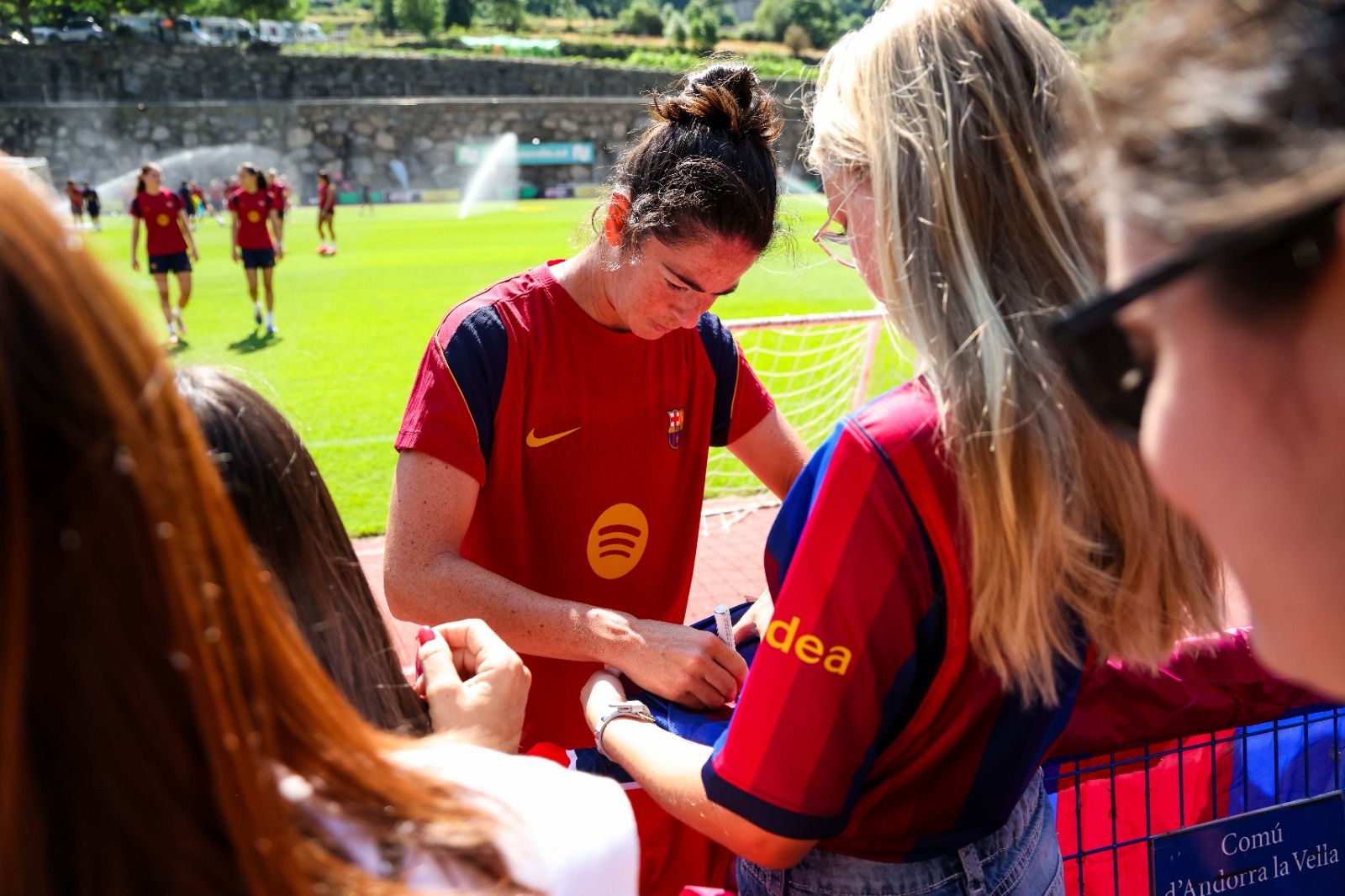 Les futbolistes s'han fet un fart de signar autògrafs.