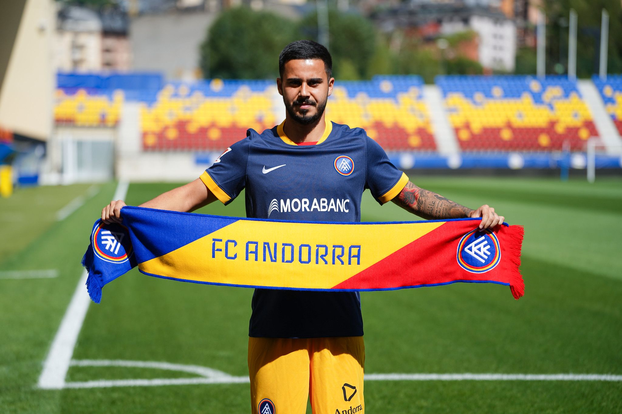 El romanès Enes Sali, amb la bufanda de l'FC Andorra.