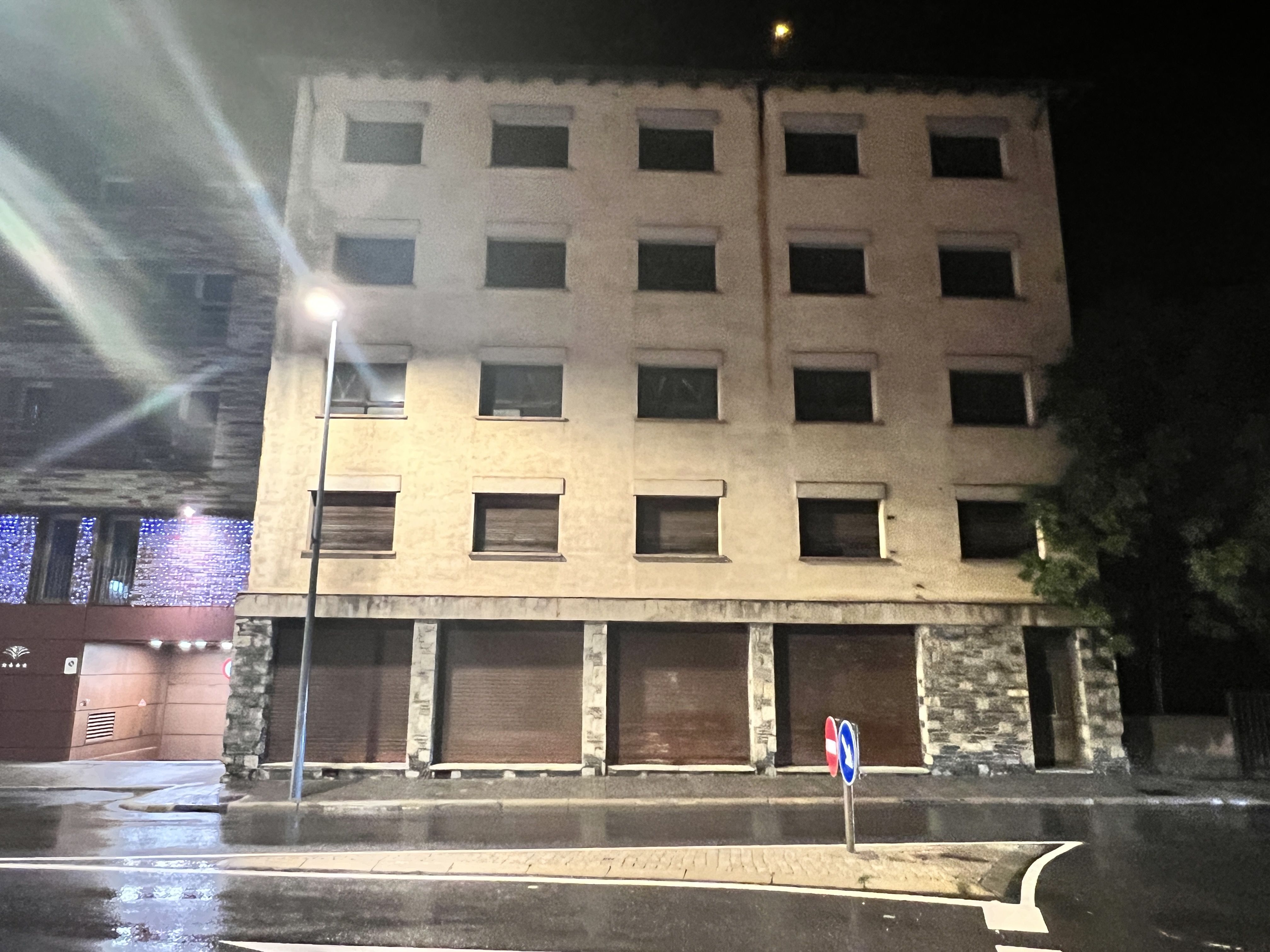 Finestres de l'edifici Font, que realment mai ha funcionat com hotel.
