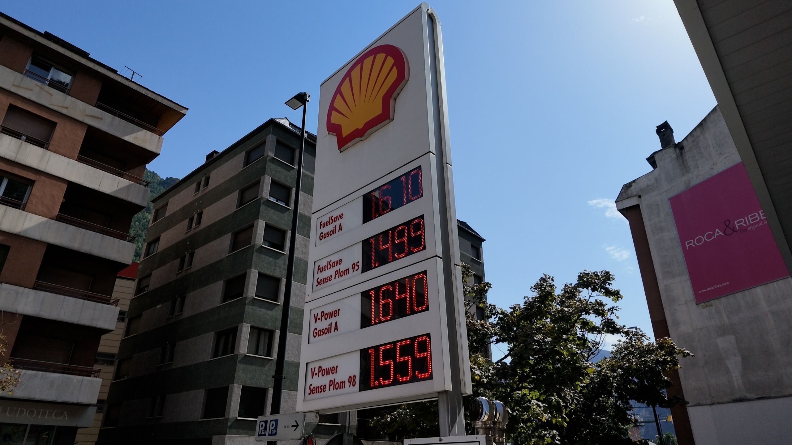 Preus dels carburants aquest dilluns a una benzinera de l'avinguda Santa Coloma. Preus dels carburants aquest dilluns a una benzinera de l'avinguda Santa Coloma.