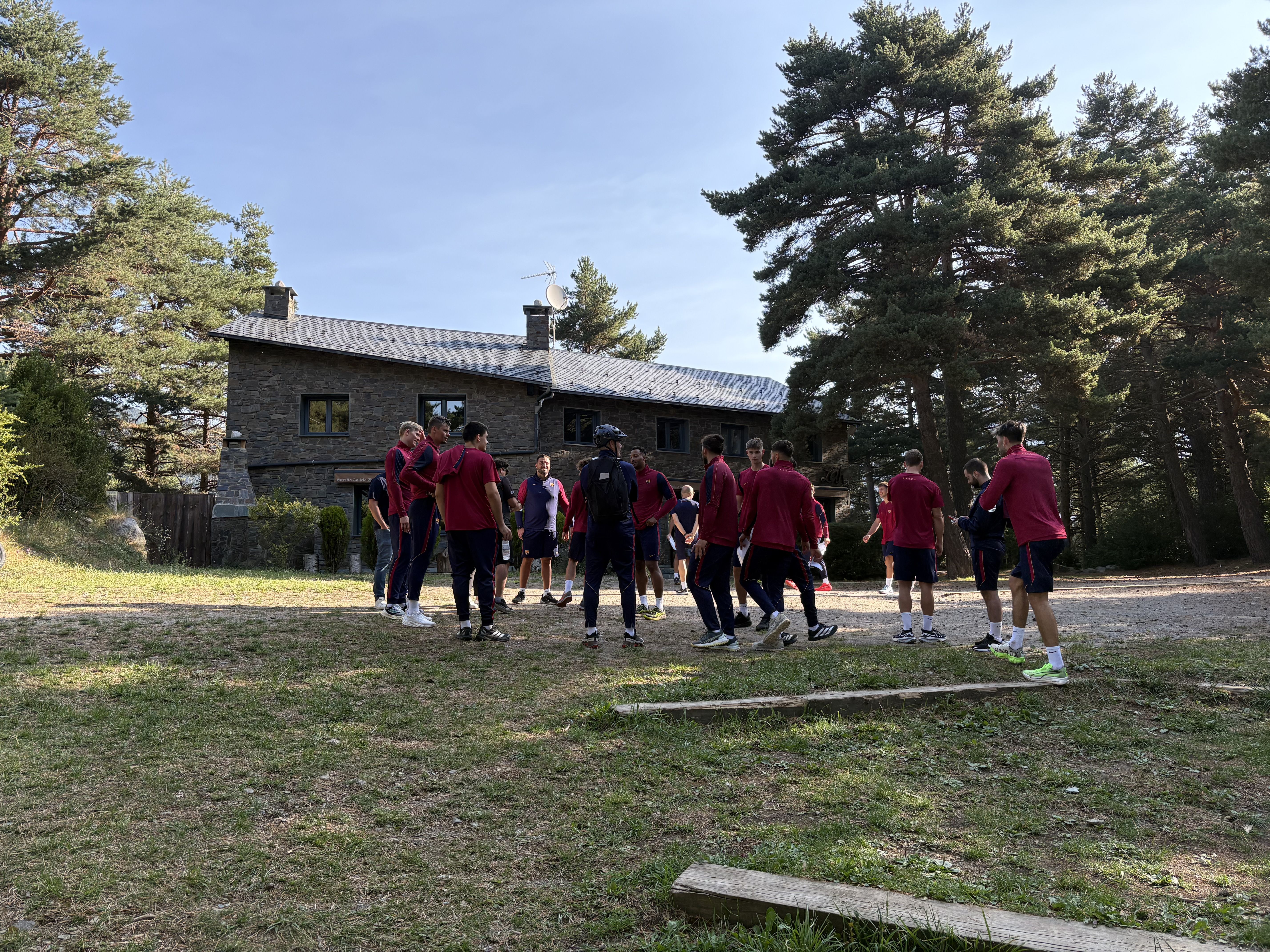 Els jugadors fent exercissis d'activació La portaveu del Sindicat, Rebeca Bonache.