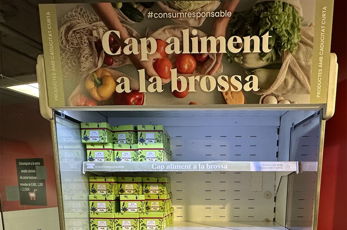 Una nevera per a productes propers a la caducitat en un centre comercial.