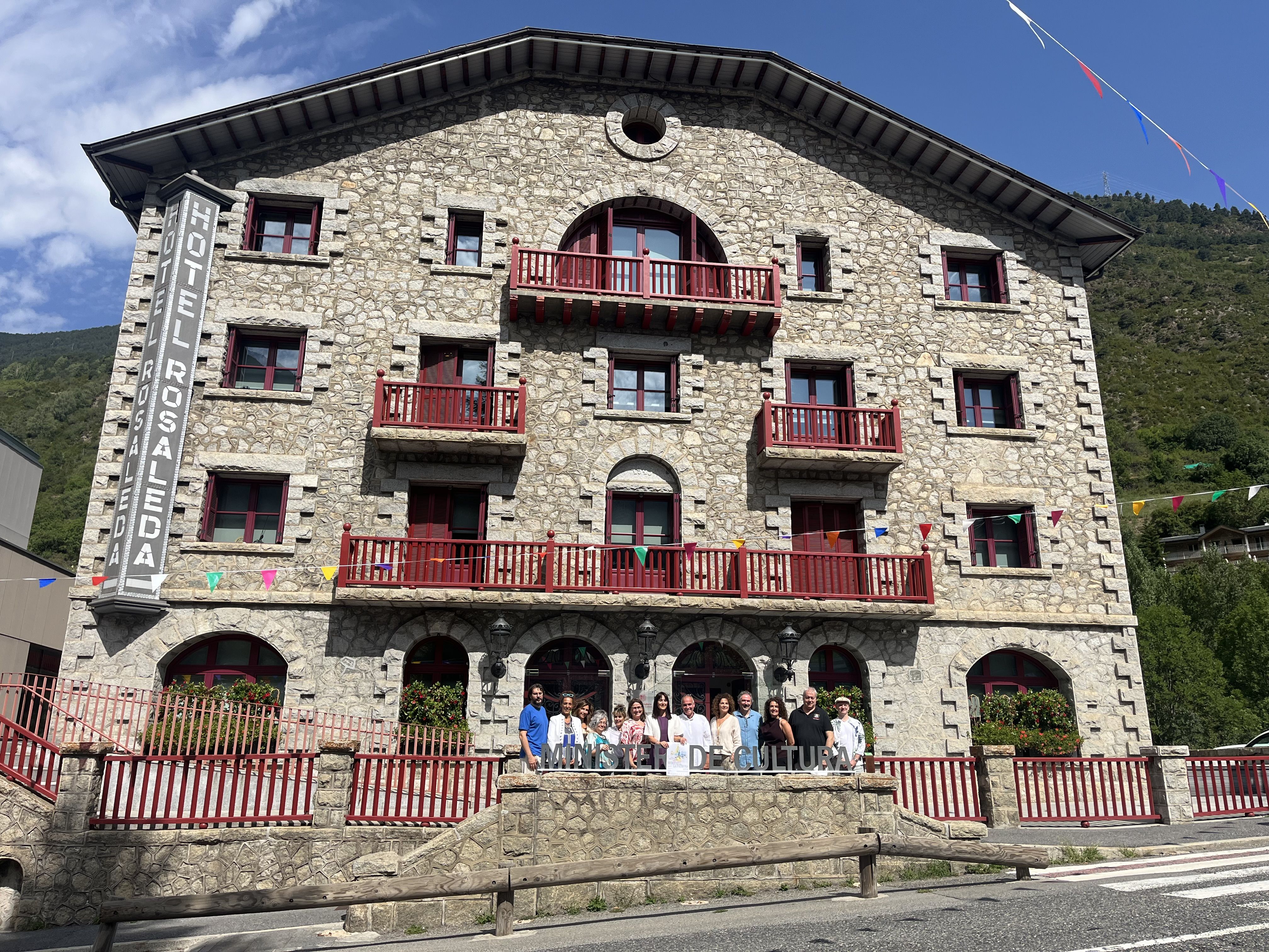 Els cinc esbarts s’uneixen per portar la identitat andorrana a escena amb ‘Meritxell, la Patrona’. Els cinc esbarts s’uneixen per portar la identitat andorrana a escena amb ‘Meritxell, la Patrona’.