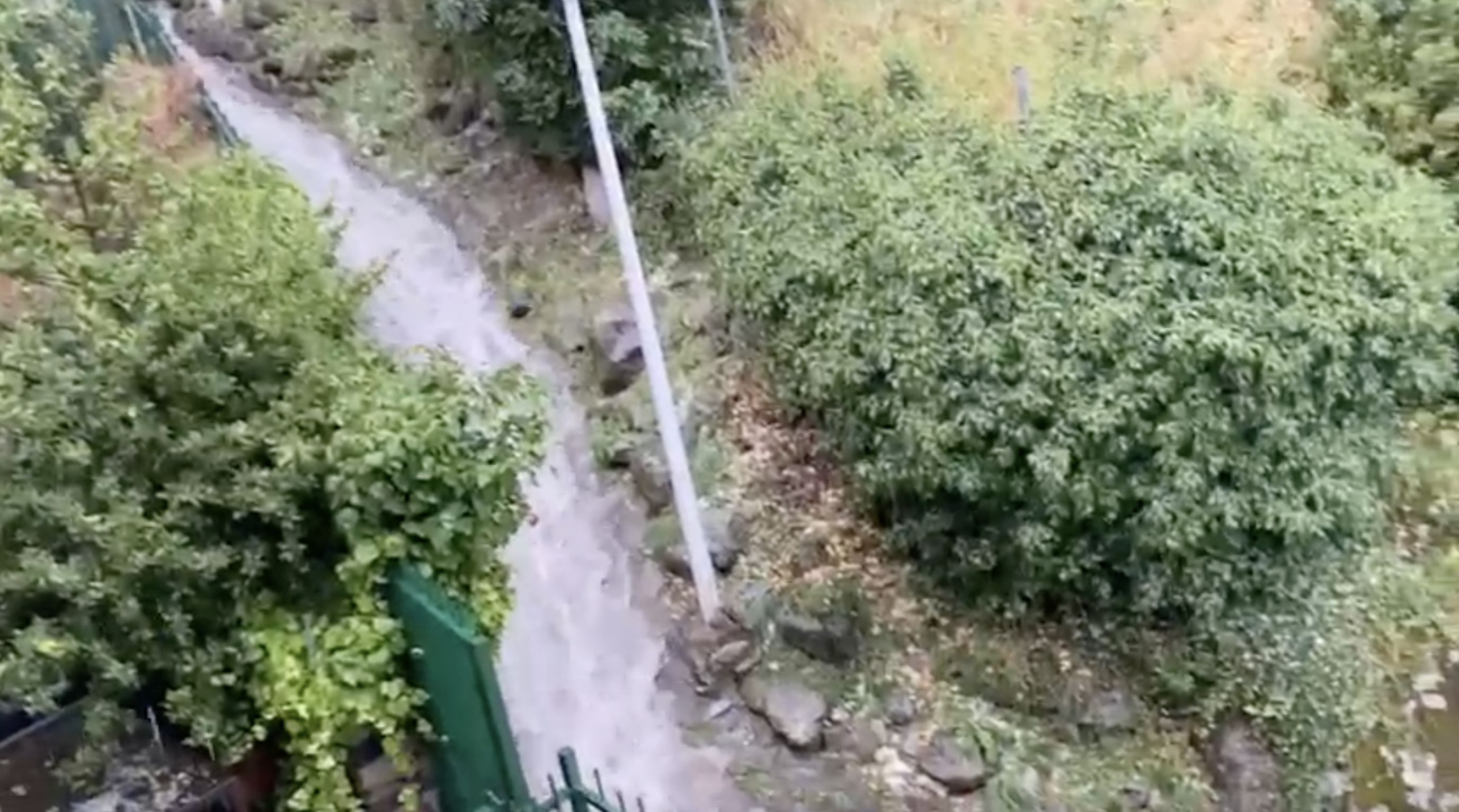L'aigua caient amb força a la urbanització.
